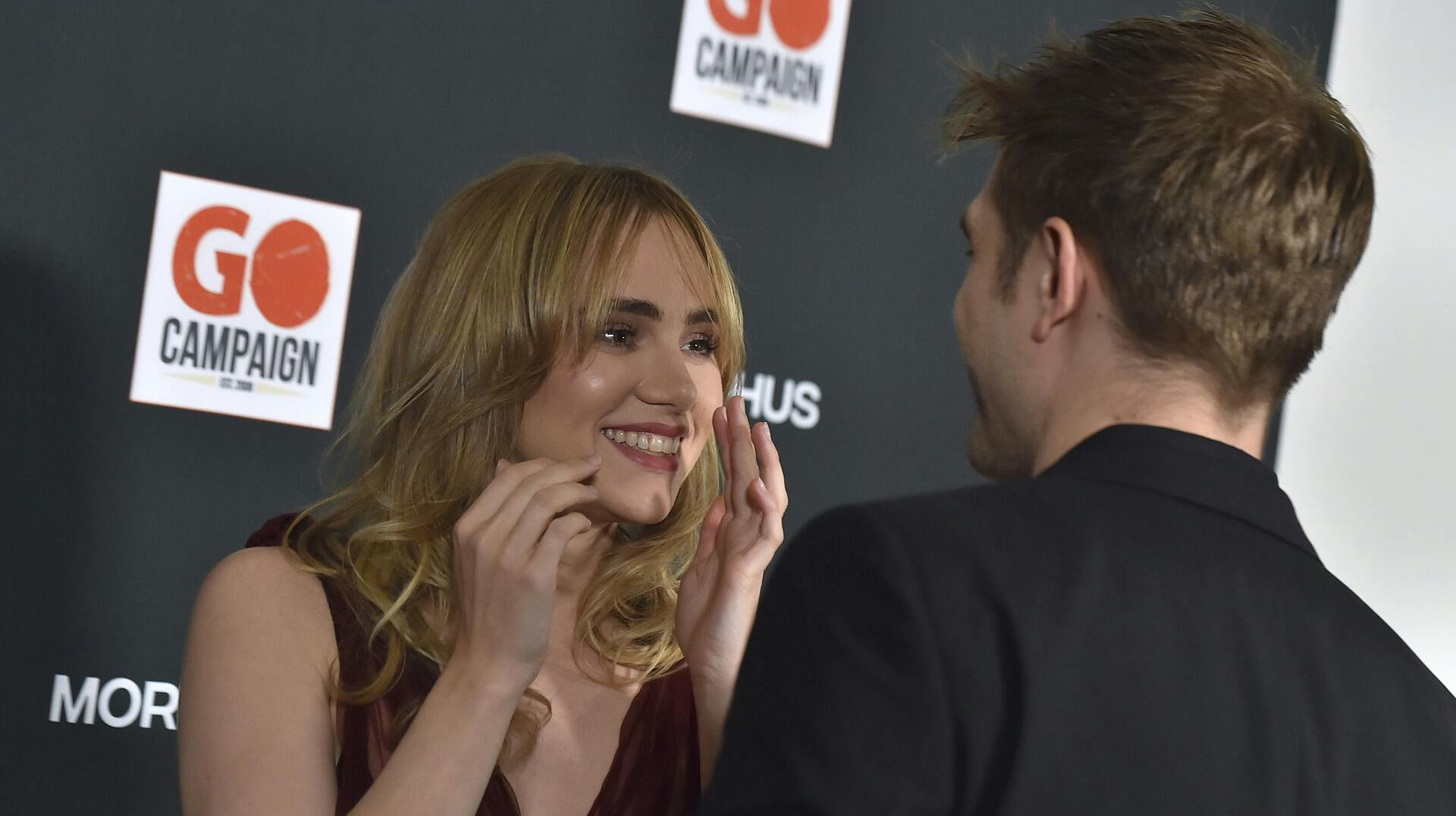 Rygterne svirrer om, at Suki Waterhouse (tv.) og Robert Pattinson skal være forældre.