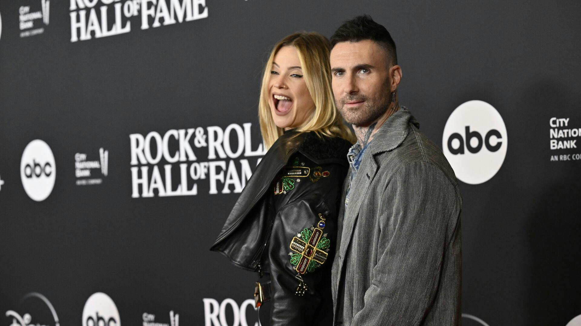 Adam Levine og Behati Prinsloo (tv.) blev tidligere i år forældre for tredje gang.