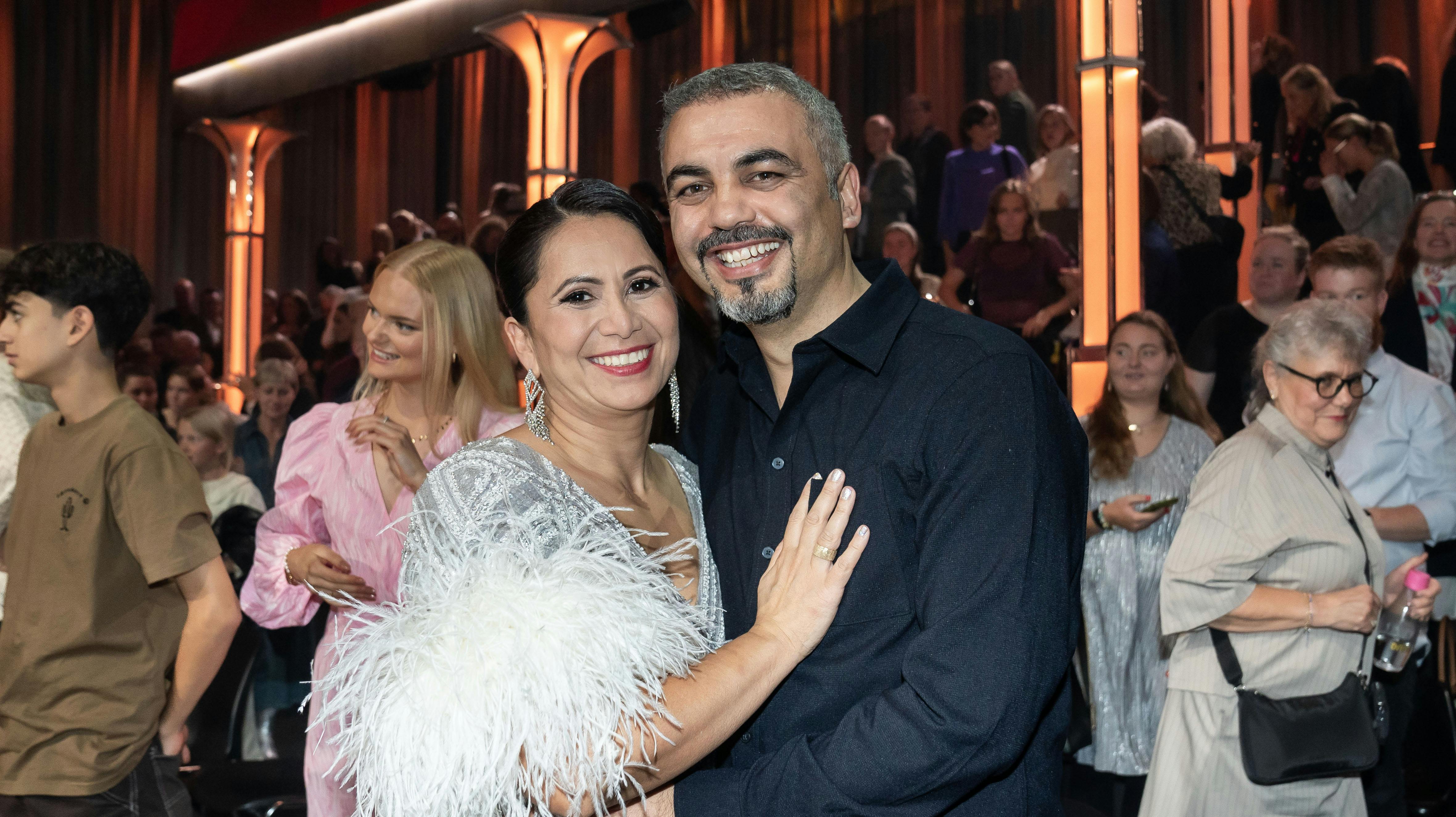 En meget glad Özlem Cekic kunne efter afgørelsen fejre, at manden Devrim også næste fredag kan se hende danse med Thomas Evers Poulsen.