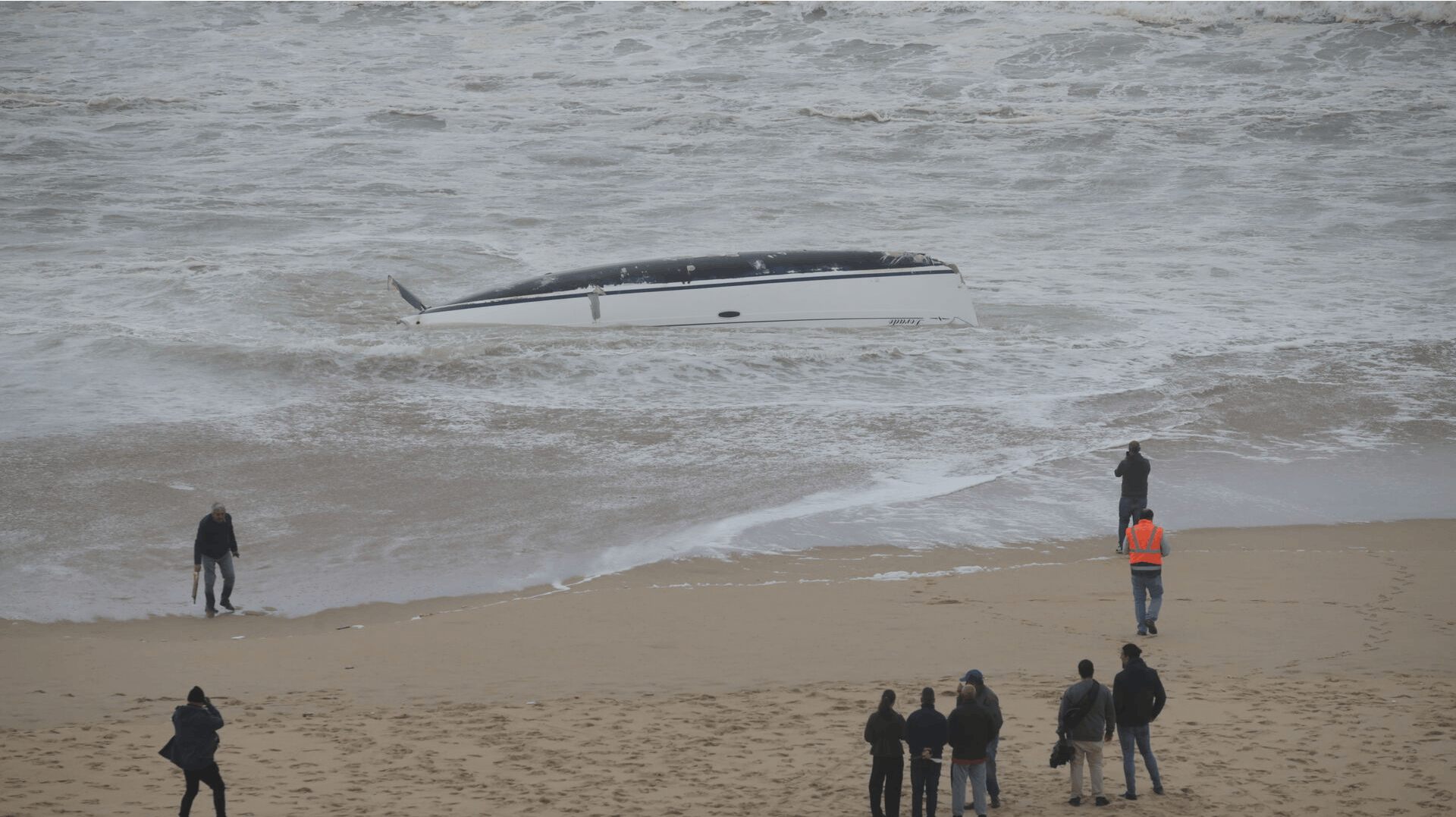En dansk registreret sejlbåd er kæntret ud for Portugals kyst.