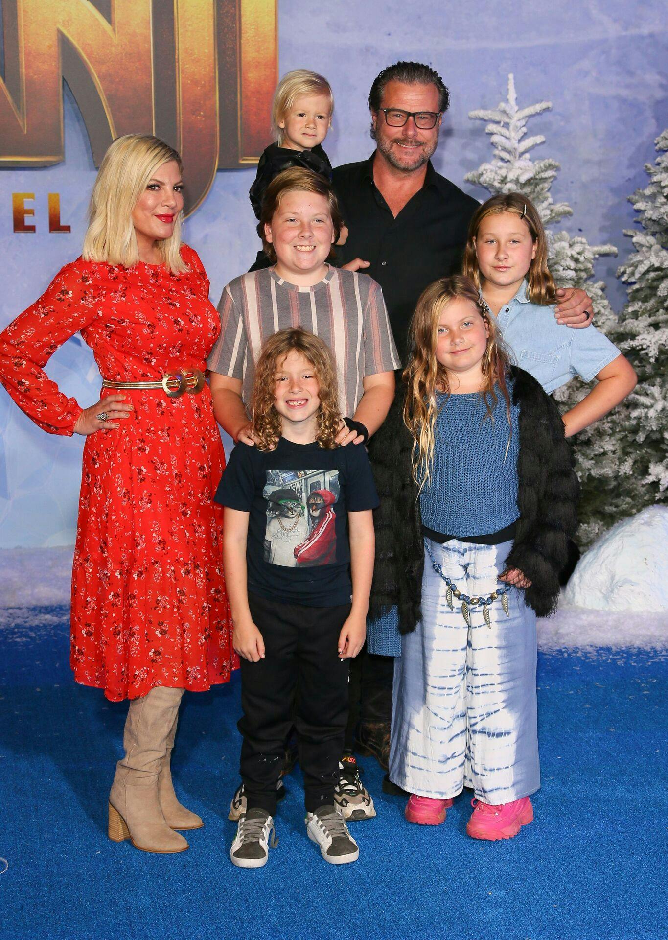Tori Spelling med sin on-off-mand Dean McDermott og deres fem børn.
