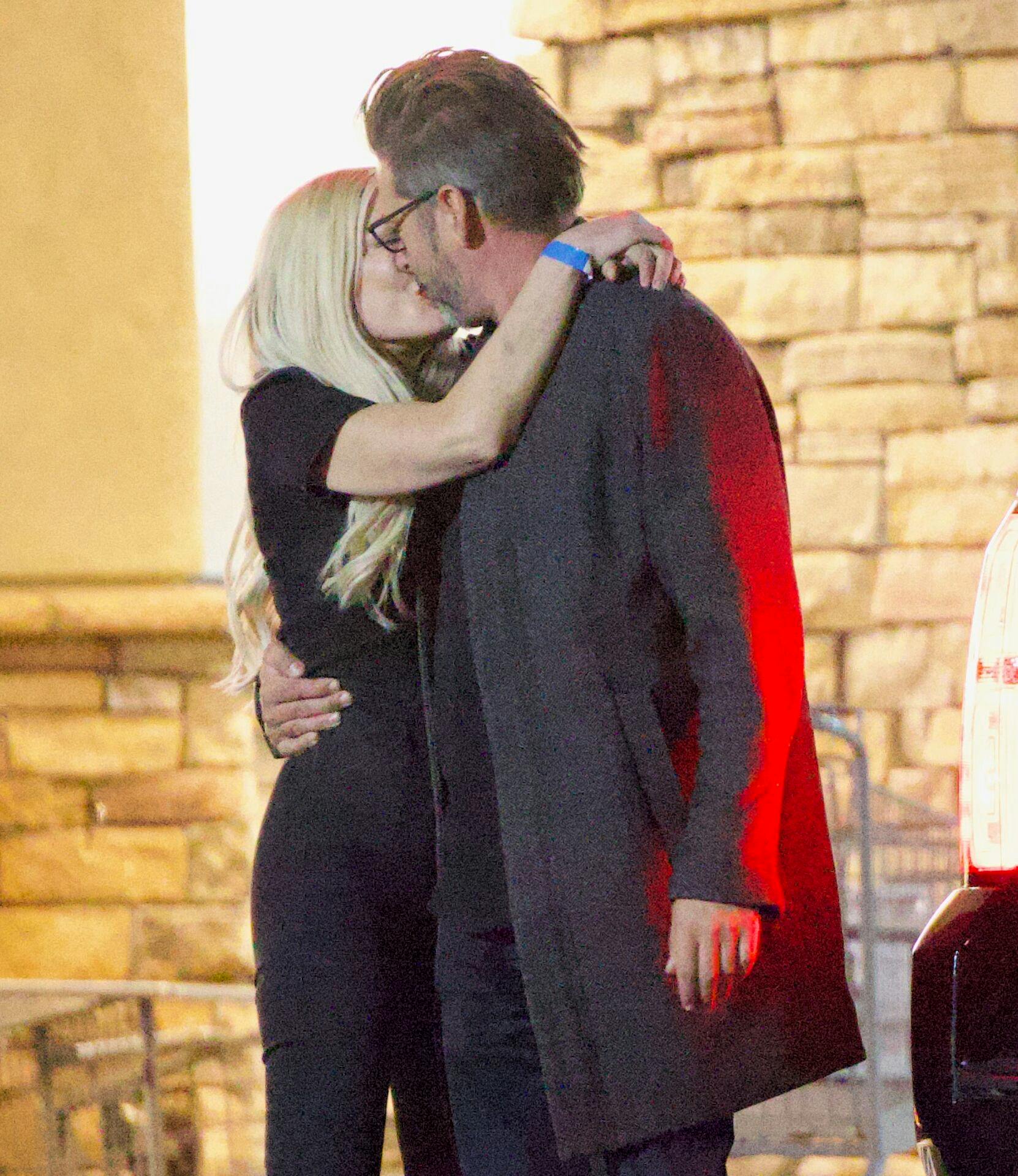 Tori Spelling og Ryan Cramers date lader til at være gået ganske fint. Det blev i hvert fald til adskillige kys undervejs.