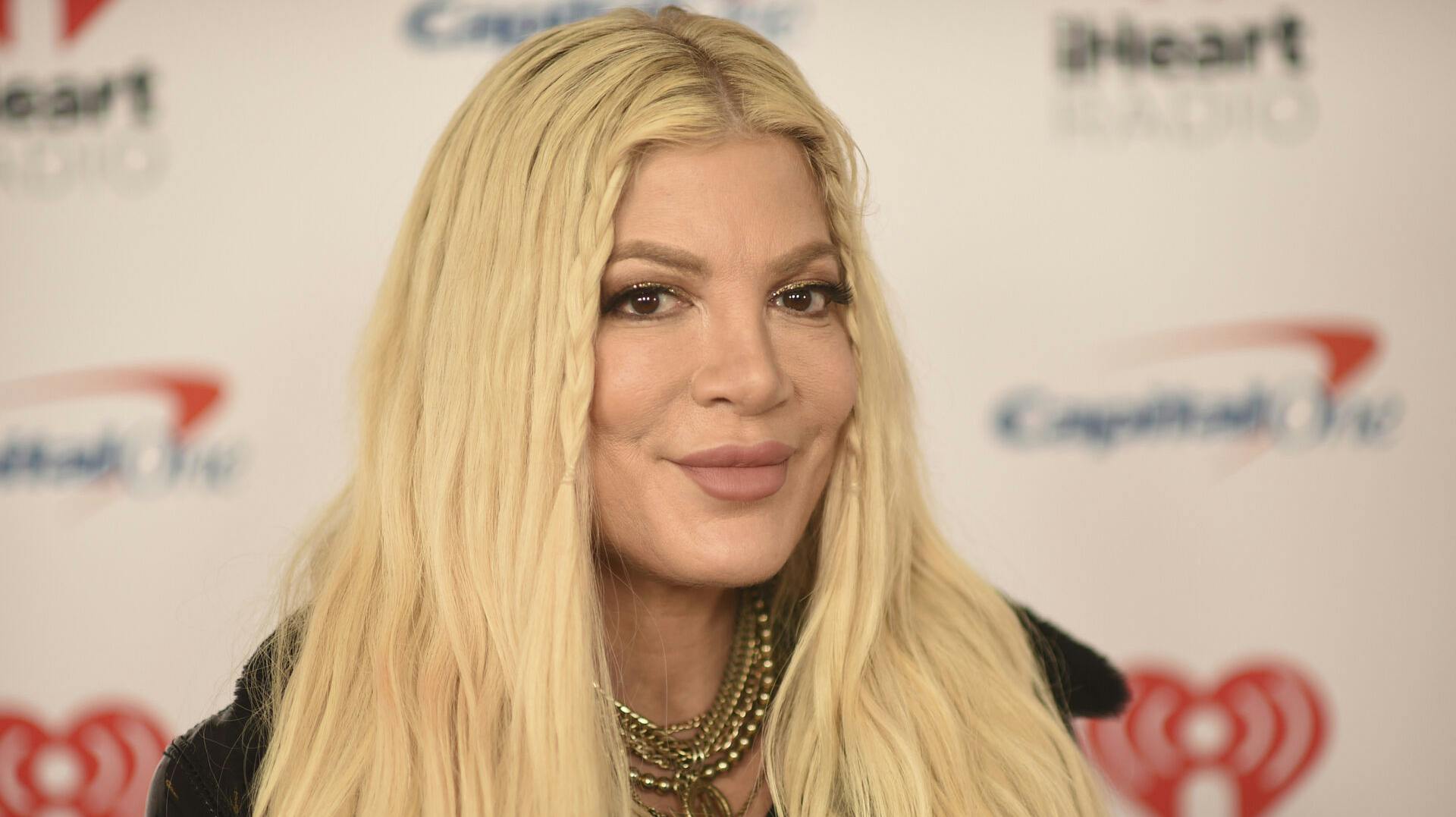 Tori Spelling har hurtigt fundet sig en ny mand at kysse på.