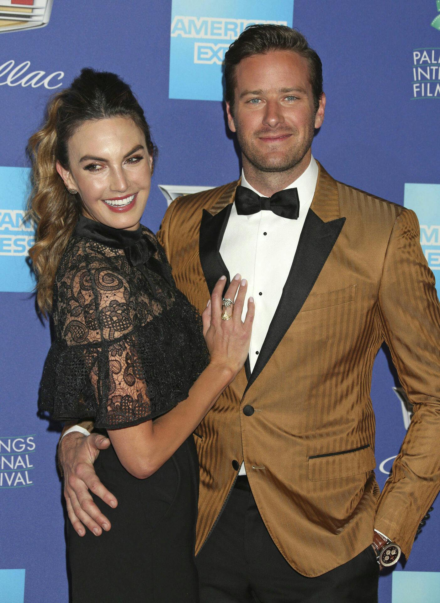 Armie Hammer var gæft med Elizabeth Chambers i ti år, men efter de vilde skandaler ville Chambers skilles.