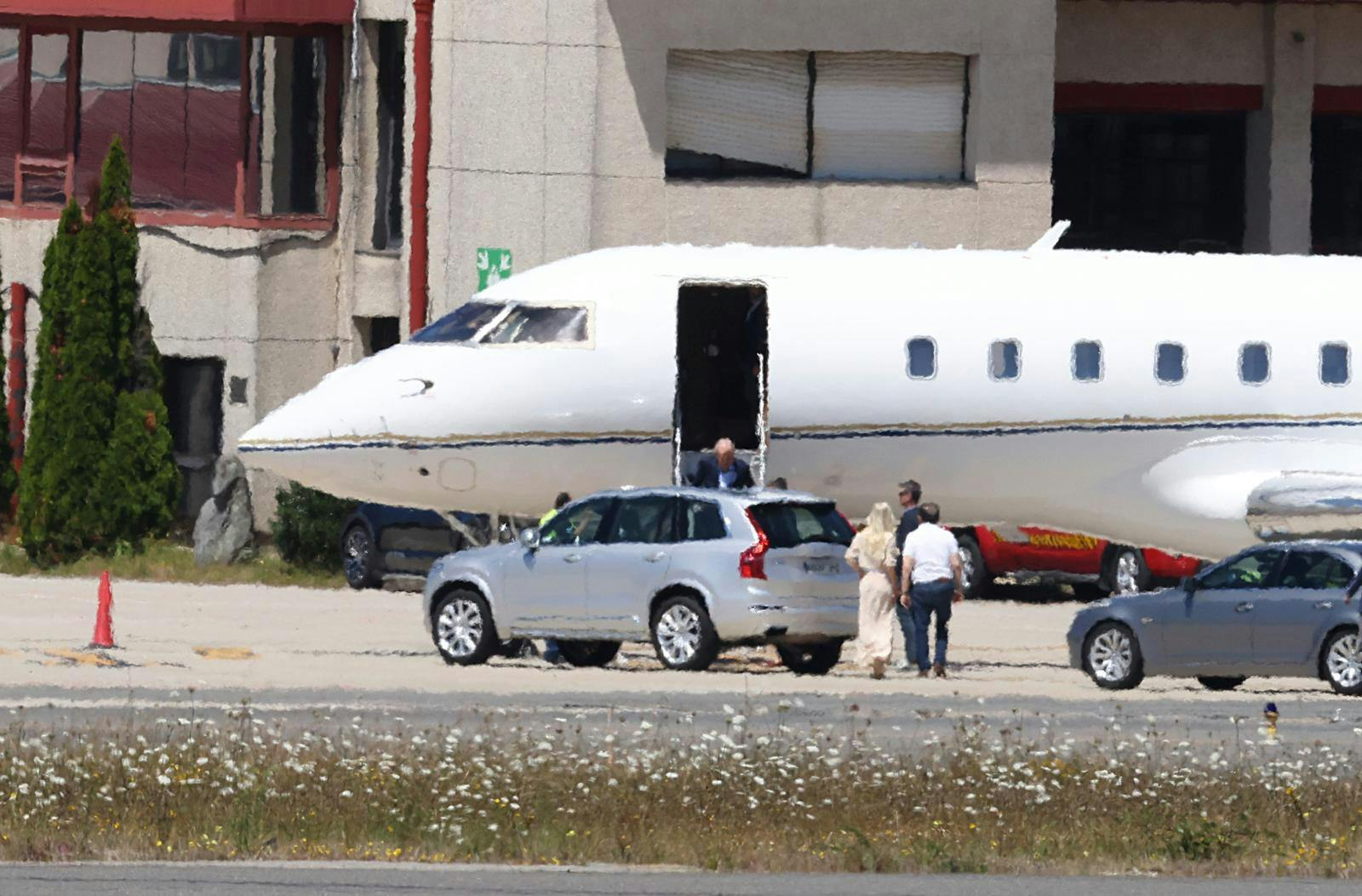 Ekskongen er sjældent i Spanien, men når det sker, foregår transporten i privatfly.