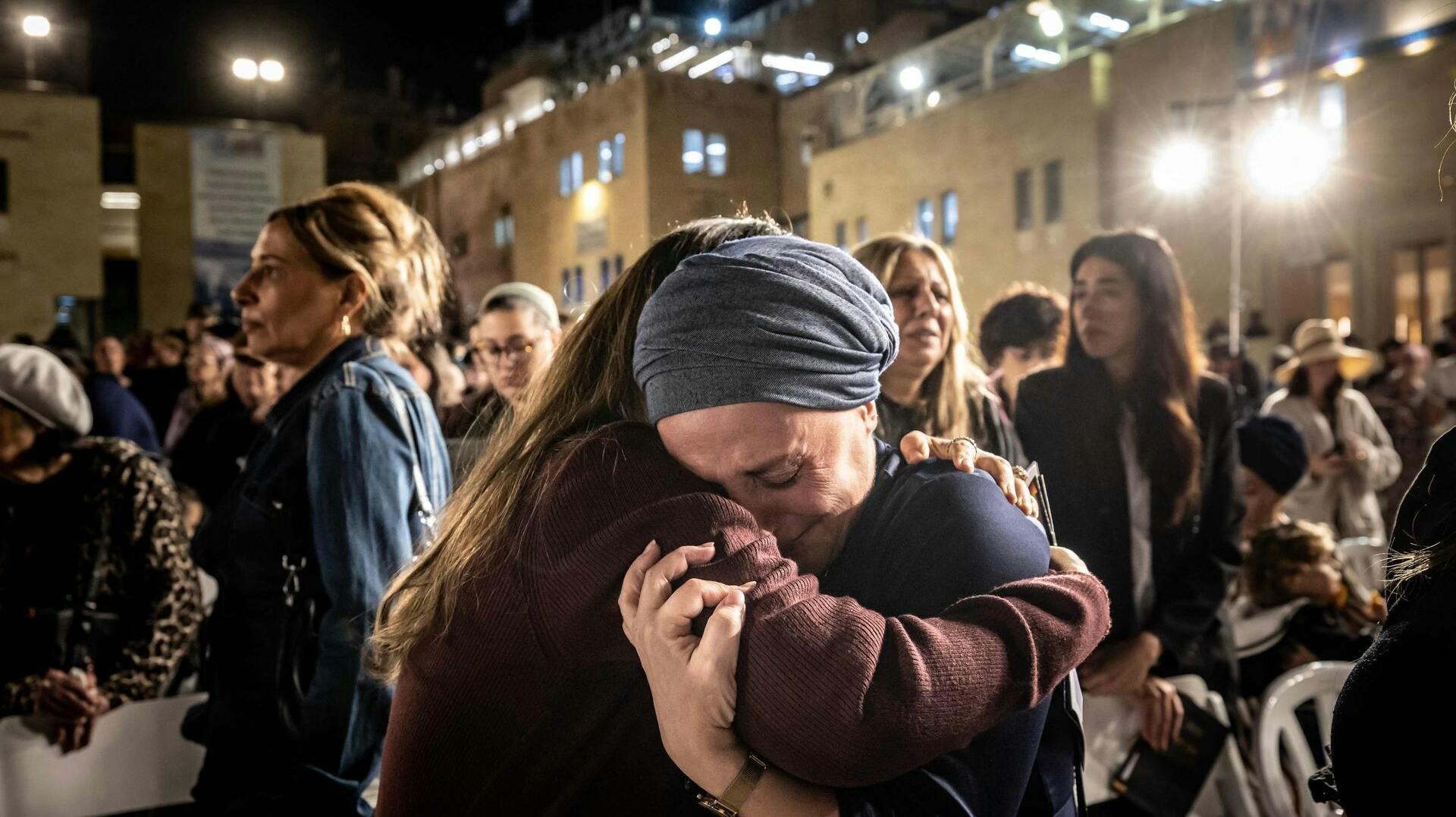 Tusindvis af civile palæstinensere og israelere er døde siden den 7. oktober 2023. Her foto fra mindehøjtidelighed.