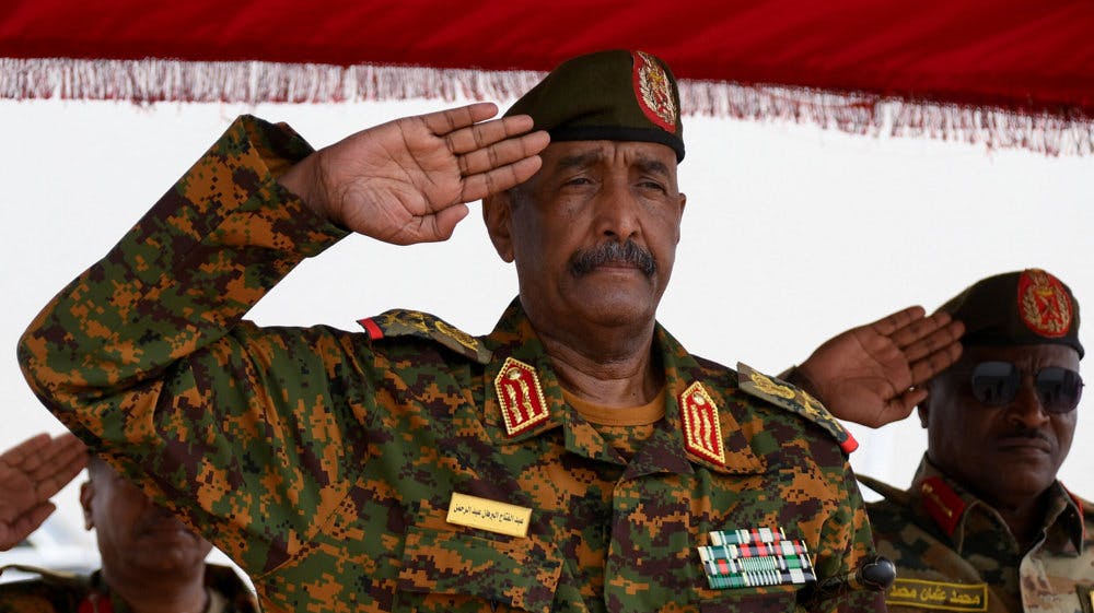 Sudan har siden april været hærget af en blodig borgerkrig, som er udløst af en konflikt mellem general Mohamed Hamdan Dagalo, som leder RSF, og chefen for regeringshæren, general Abdel Fattah al-Burhan, som ses på billedet her. (Arkivfoto).
