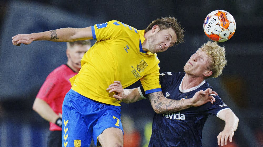 Nicolai Vallys (tv.), her i duel med AGF's Tobias Mølgaard, stod for kampens første scoring, da Brøndby og AGF spillede 1-1 mandag aften.