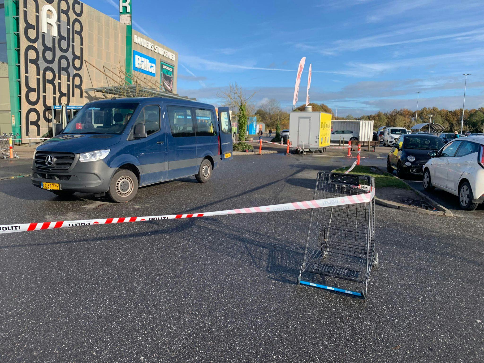 Både politi, brandvæsen og ambulance er til stede ved Bilka i Randers. 