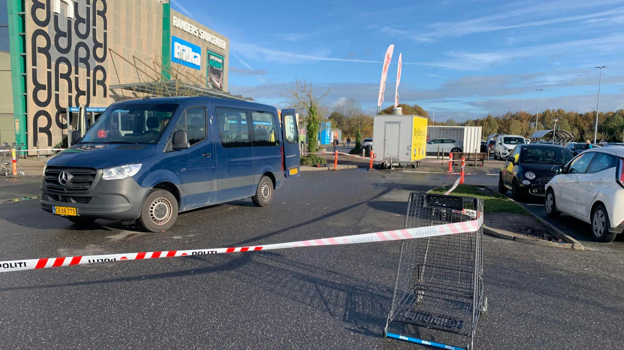 Både politi, brandvæsen og ambulance er til stede ved Bilka i Randers.