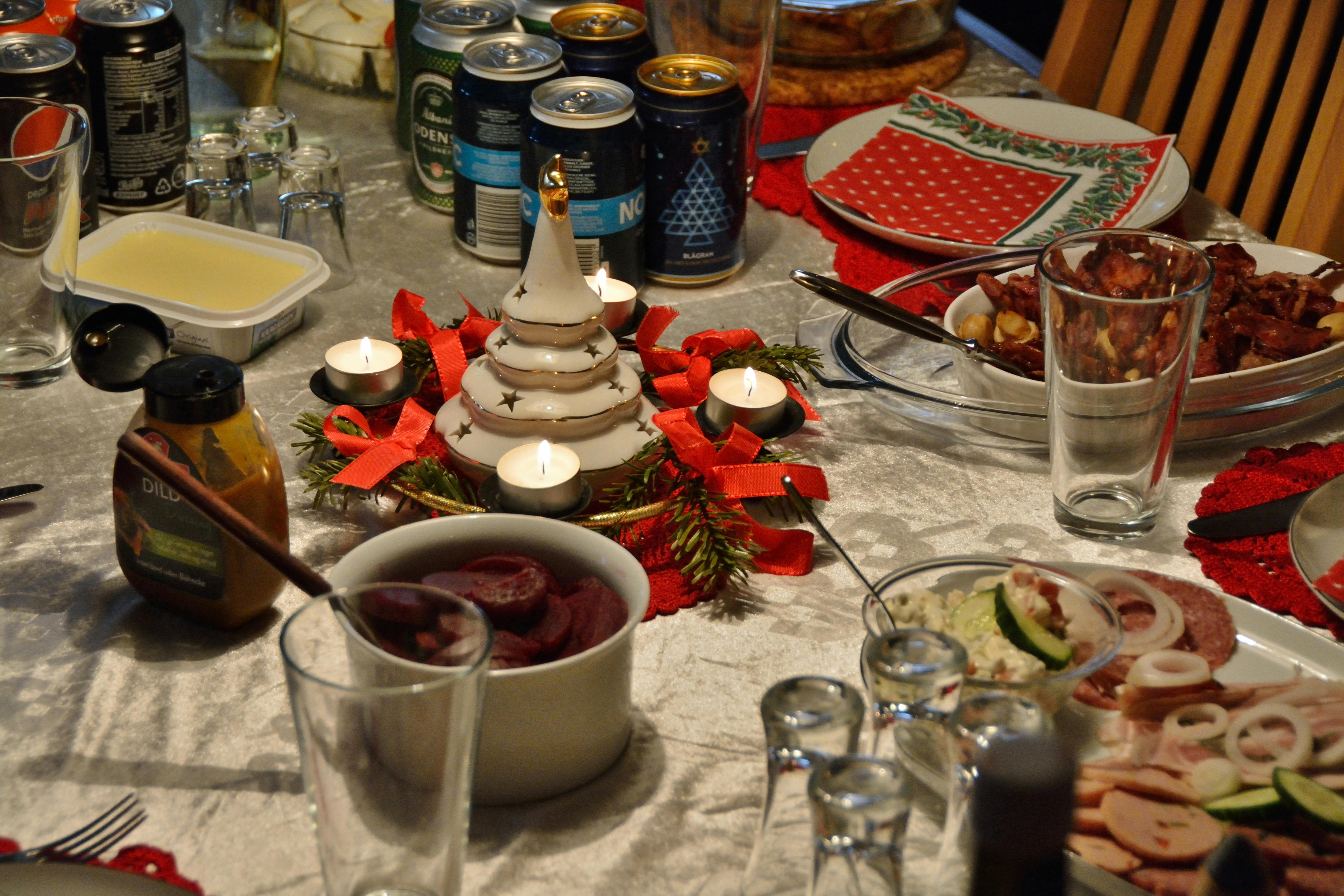 Når TV 2’s medarbejdere sætter sig til bords til årets julefrokoster, bliver der ikke serveret snaps, shots eller andre former for spiritus.