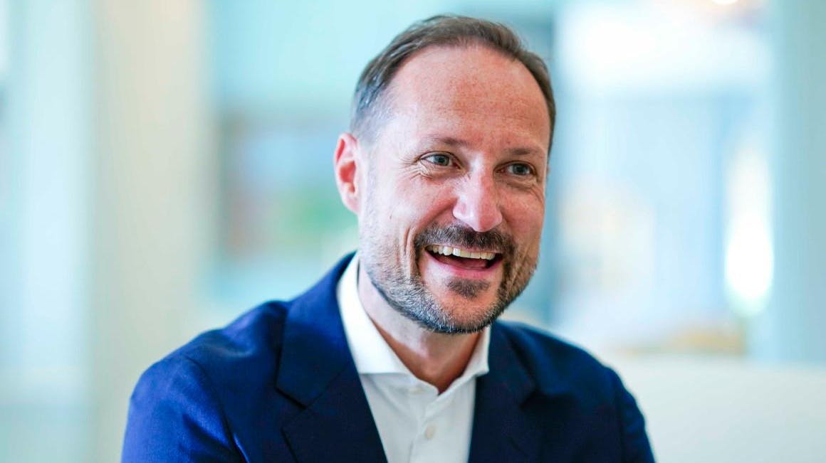 Norges kronprins Haakon smider lidt af en bombe i ny bog. 