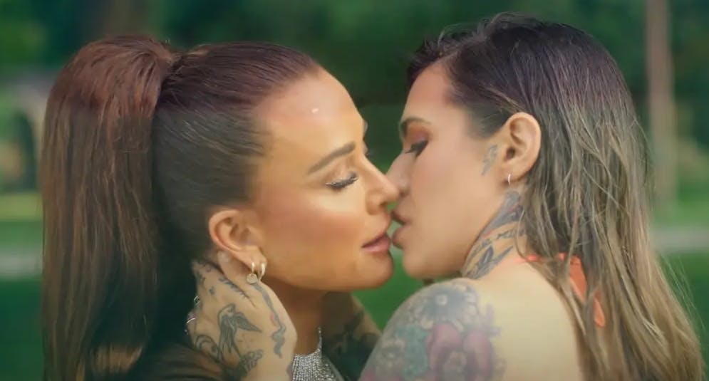 Kyle Richards og Morgan Wade kom helt tæt på hinanden i musikvideoen til nummeret "Fall In Love With Me".