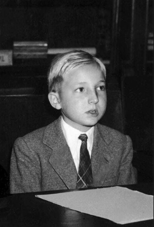 Officielt skød prins Alfonso sig selv i forbindelse med en vådeskudsulykke, men Juan Carlos har ifølge elskerinden Corinna erkendt, at det var ham, der ved et uheld kom til at skyde sin 14-årige lillebror.