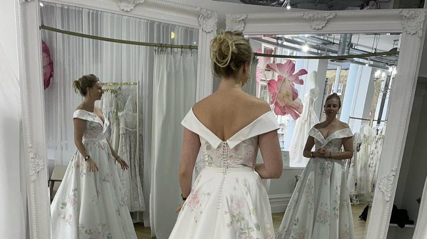 Dette billede viser en kvinde i en brudekjole, men noget er altså galt med billedet …