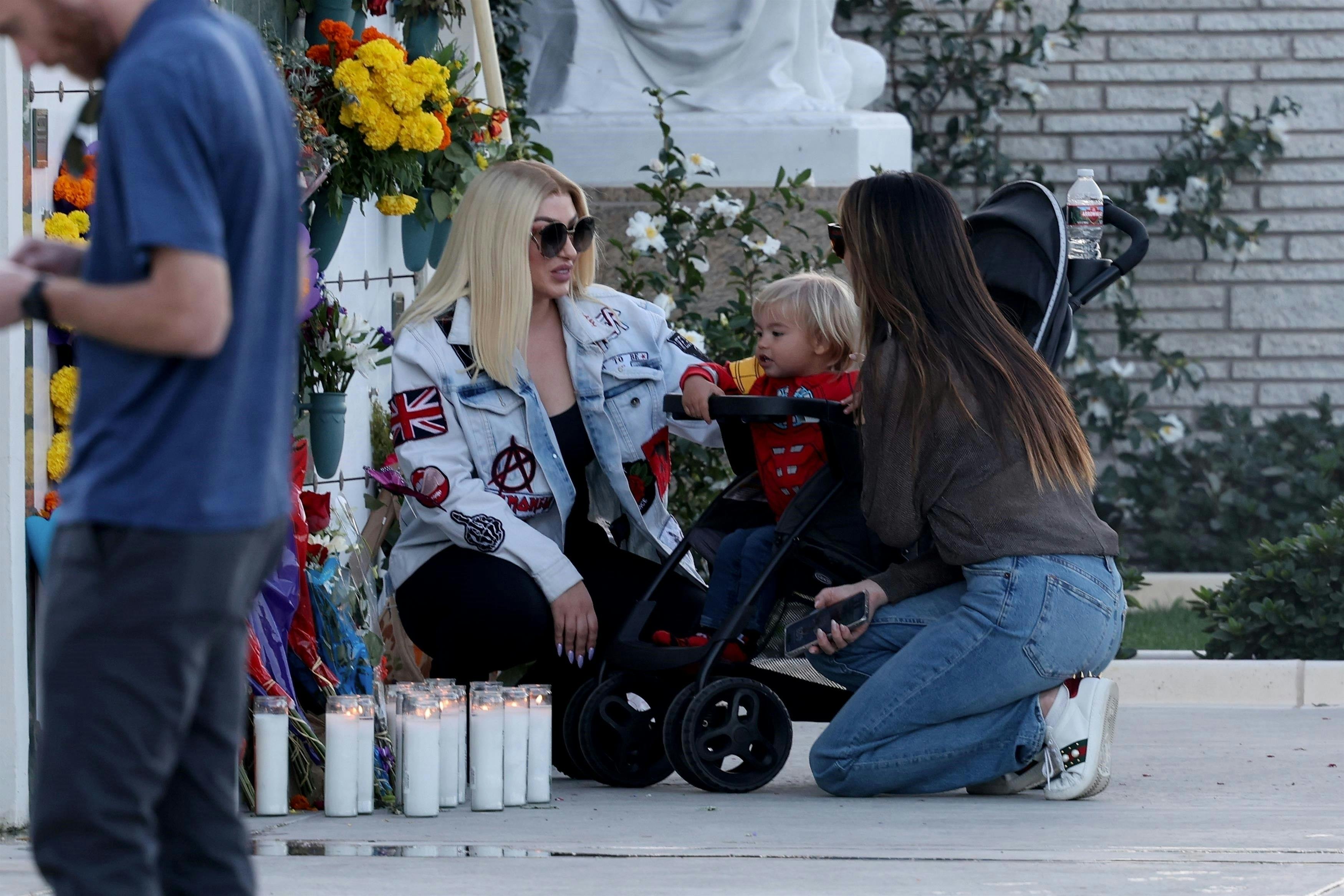 Her ses Aaron Carters lille søn ved sin fars gravsted.