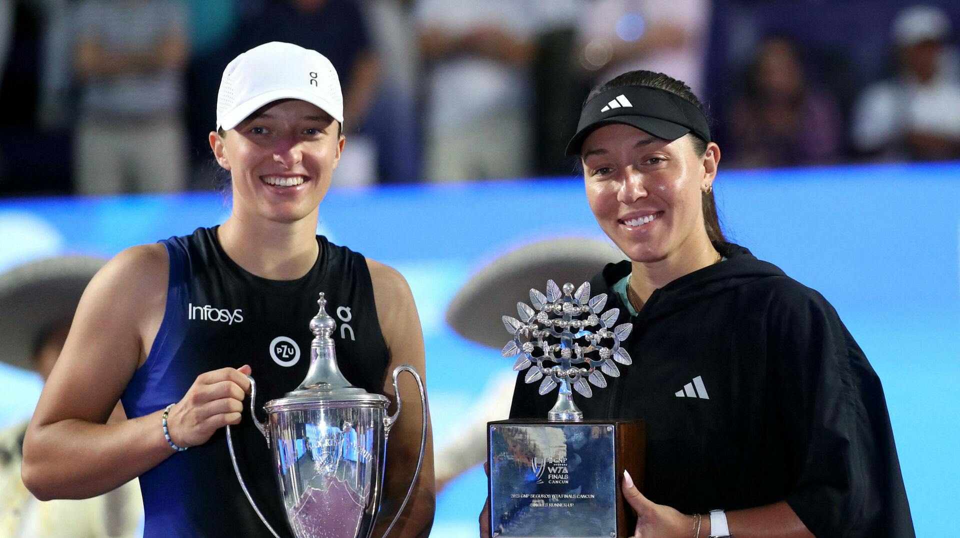 Amerikanske Jessica Pegula (th) formåede trods afklapsningen at finde smilet frem ved trofæoverrækkelsen. 