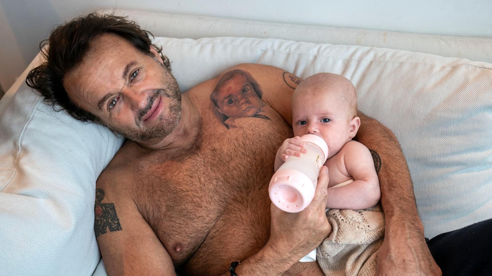 På Dennis’ bryst er der lavet en tatovering af Naomi: – Vi lever med Naomi i vores tanker – og hun sidder på mit bryst, fortæller faderhjertet – her er med datteren Aura.