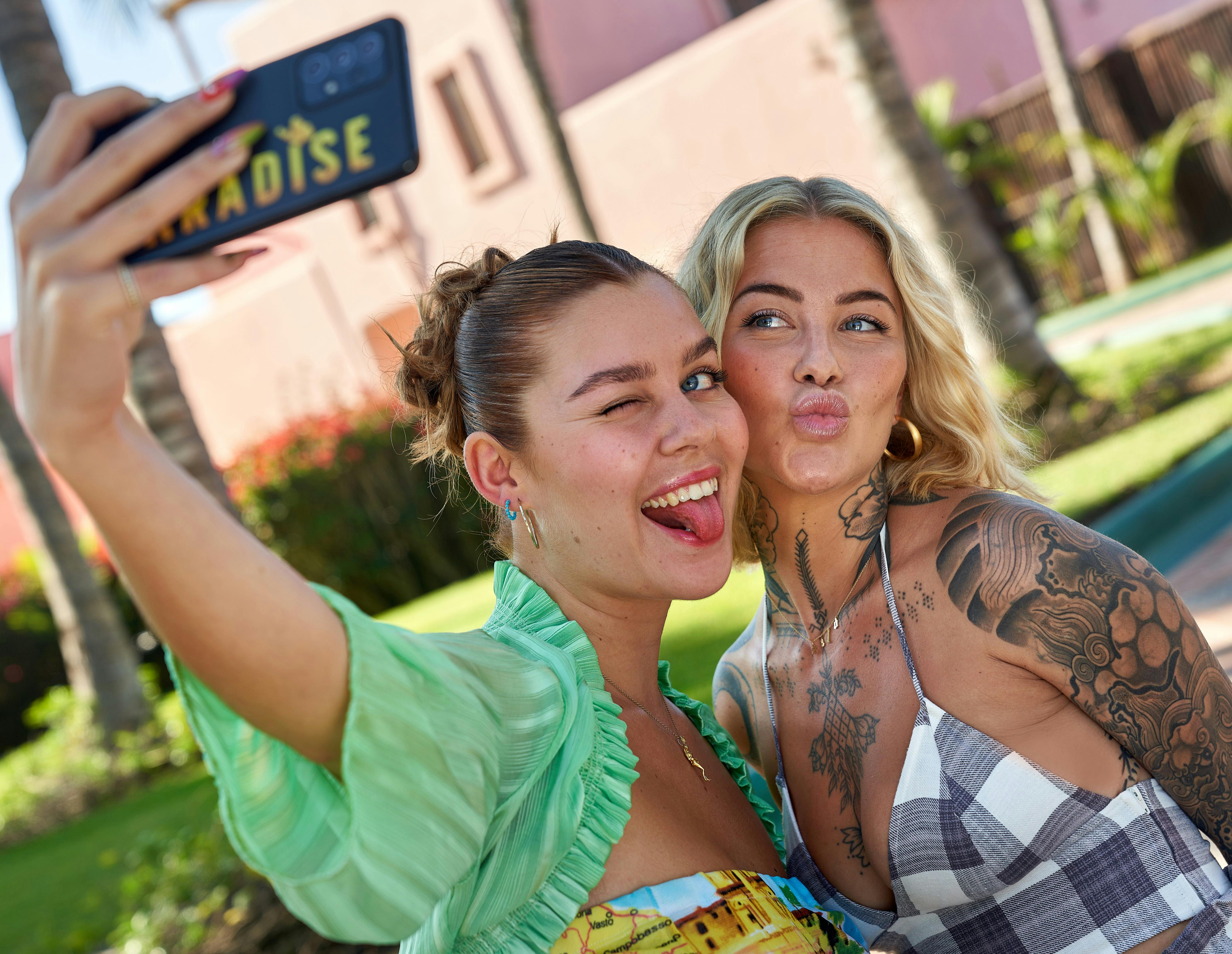 Til gæsternes store overraskelse har Olivia Salo taget en veninde med til Mexico.