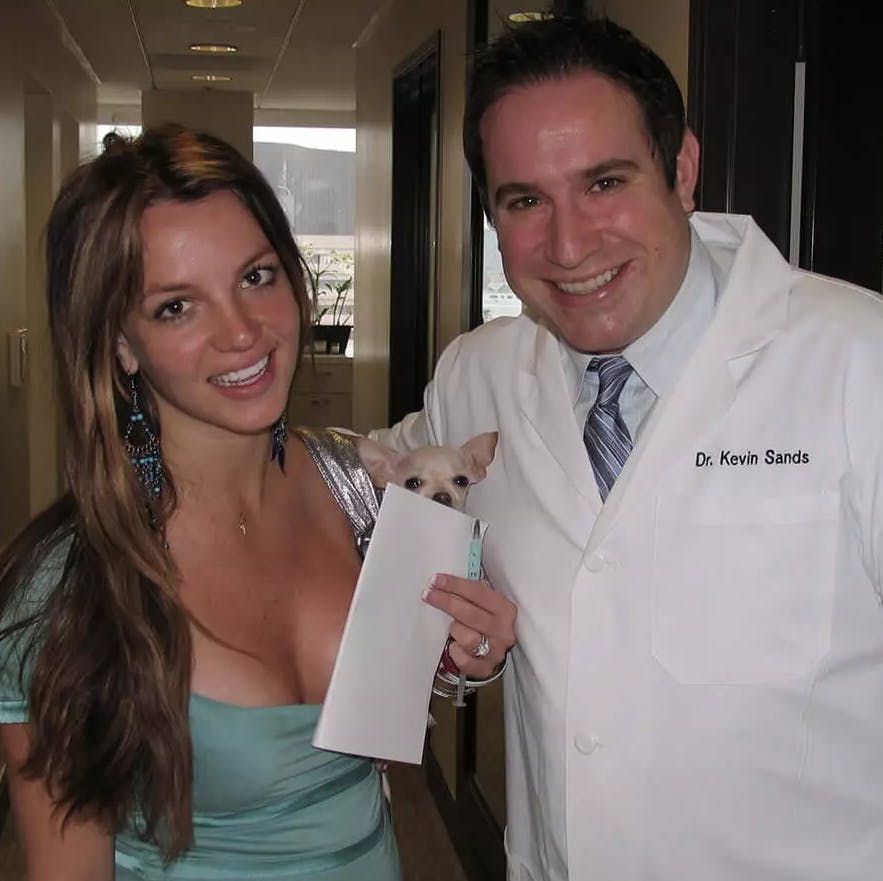 Britney besøgte den populære tandlæge Kevin Sands i 2005 for at få rettet smilet.