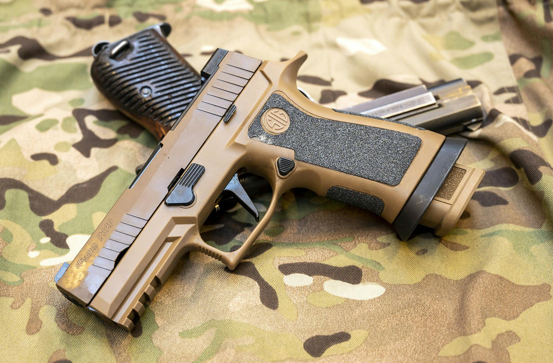 Politiets nye pistol, en Sig Sauer P320, skal for fremtiden sidde i betjentenes våbenhylstre fremfor deres H&K pistol.
