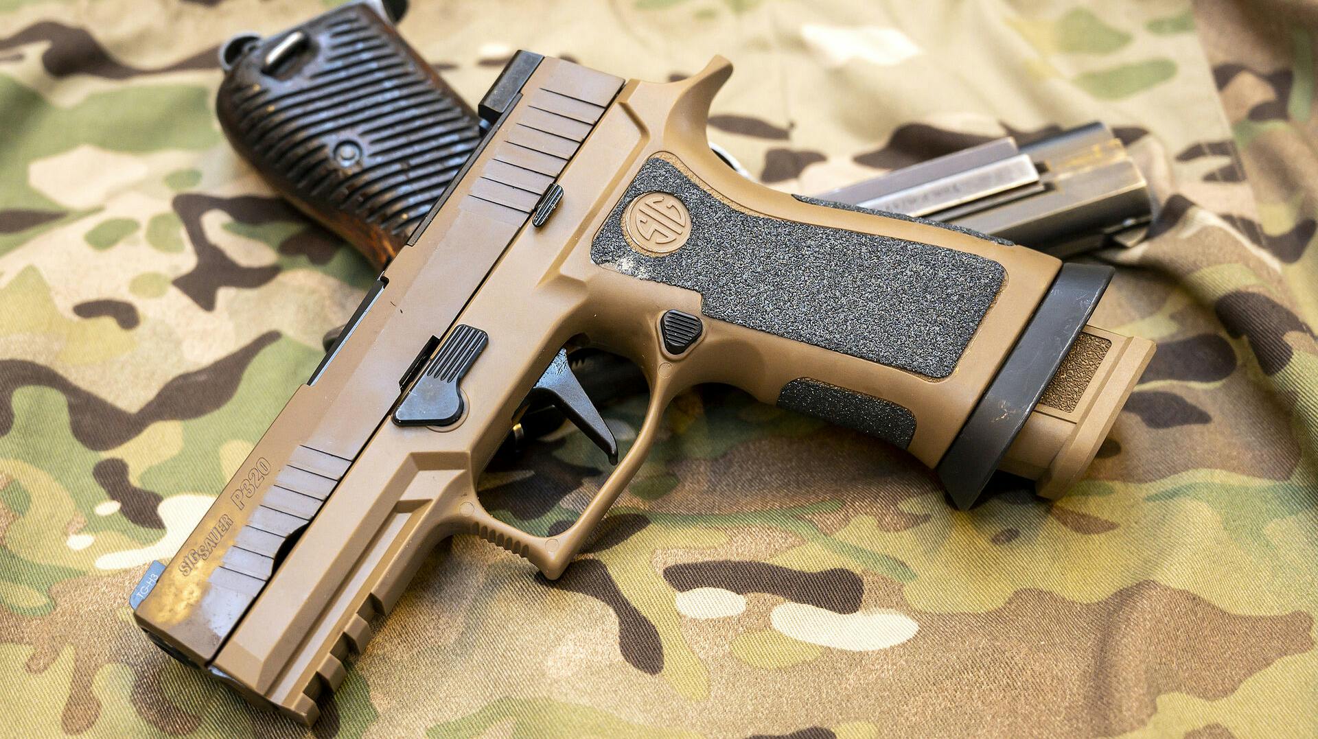 Politiets nye pistol, en Sig Sauer P320, skal for fremtiden sidde i betjentenes våbenhylstre fremfor deres H&K pistol.