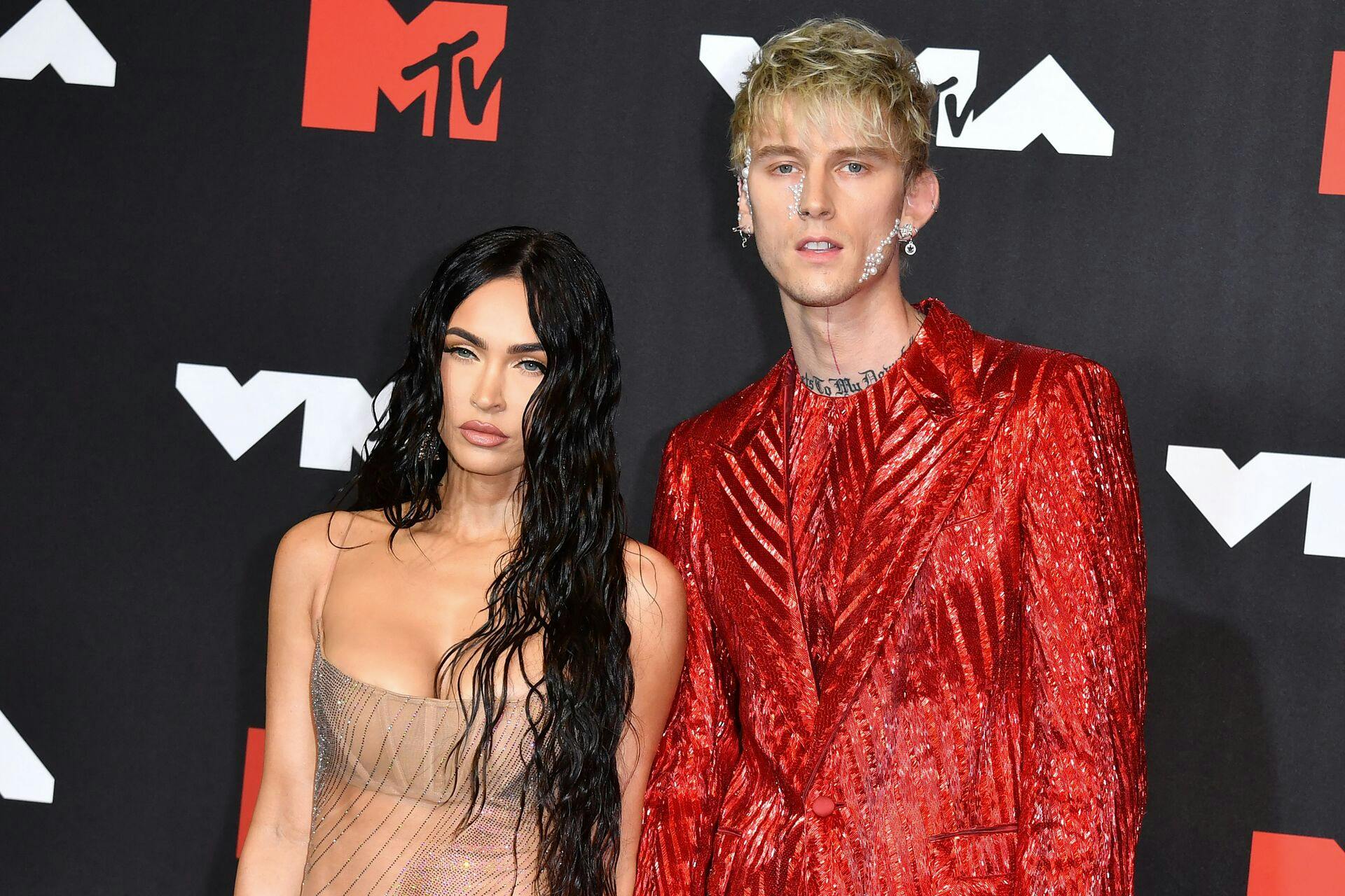 US actress Megan Fox (L) and US singer Machine Gun Kelly arrive for the 2021 MTV Video Music Awards at Barclays Center in Brooklyn, New York, September 12, 2021. (Photo by ANGELA WEISS / AFP)