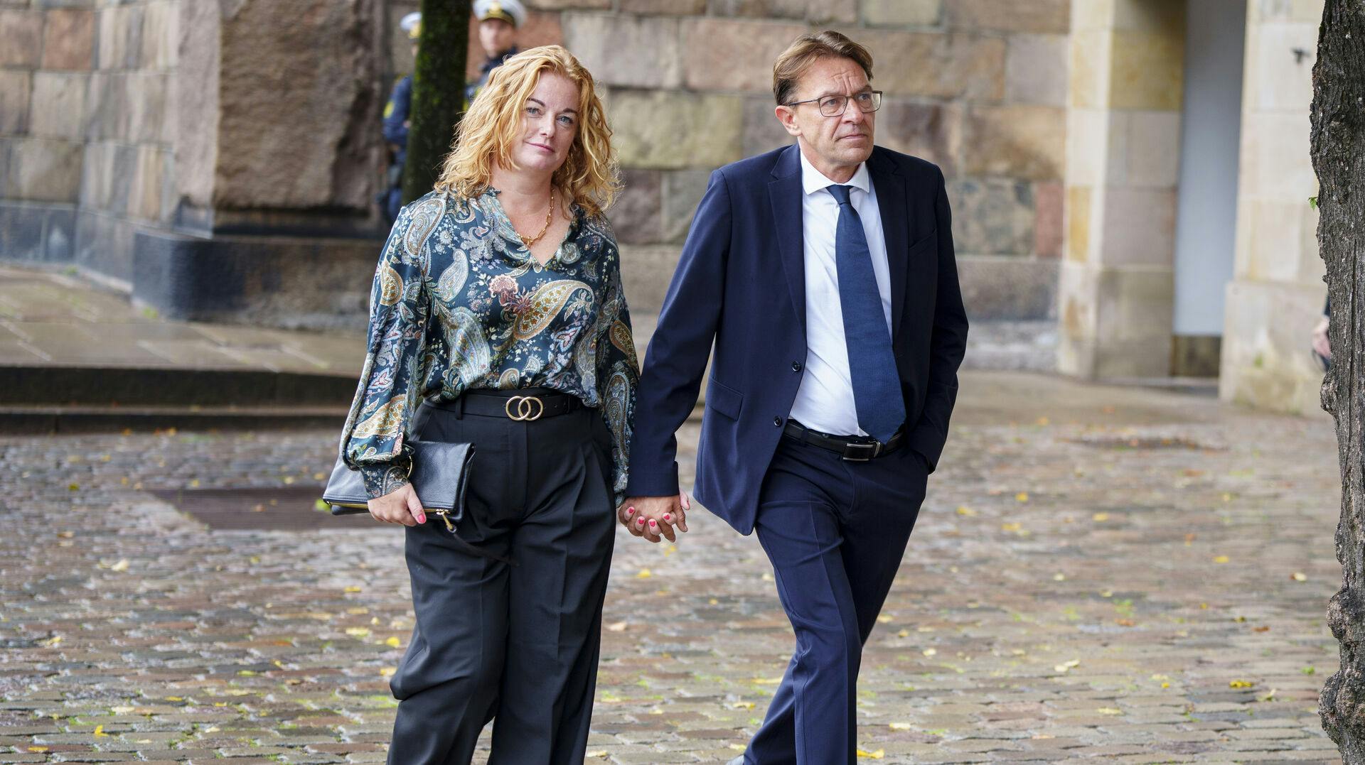 Jeppe Søes nye kæreste, Linda Charning, er den nye ejer over domænet netfisse.dk. Her ses parret ankomme til gudstjeneste i Christiansborg Slotskirke i oktober.&nbsp;