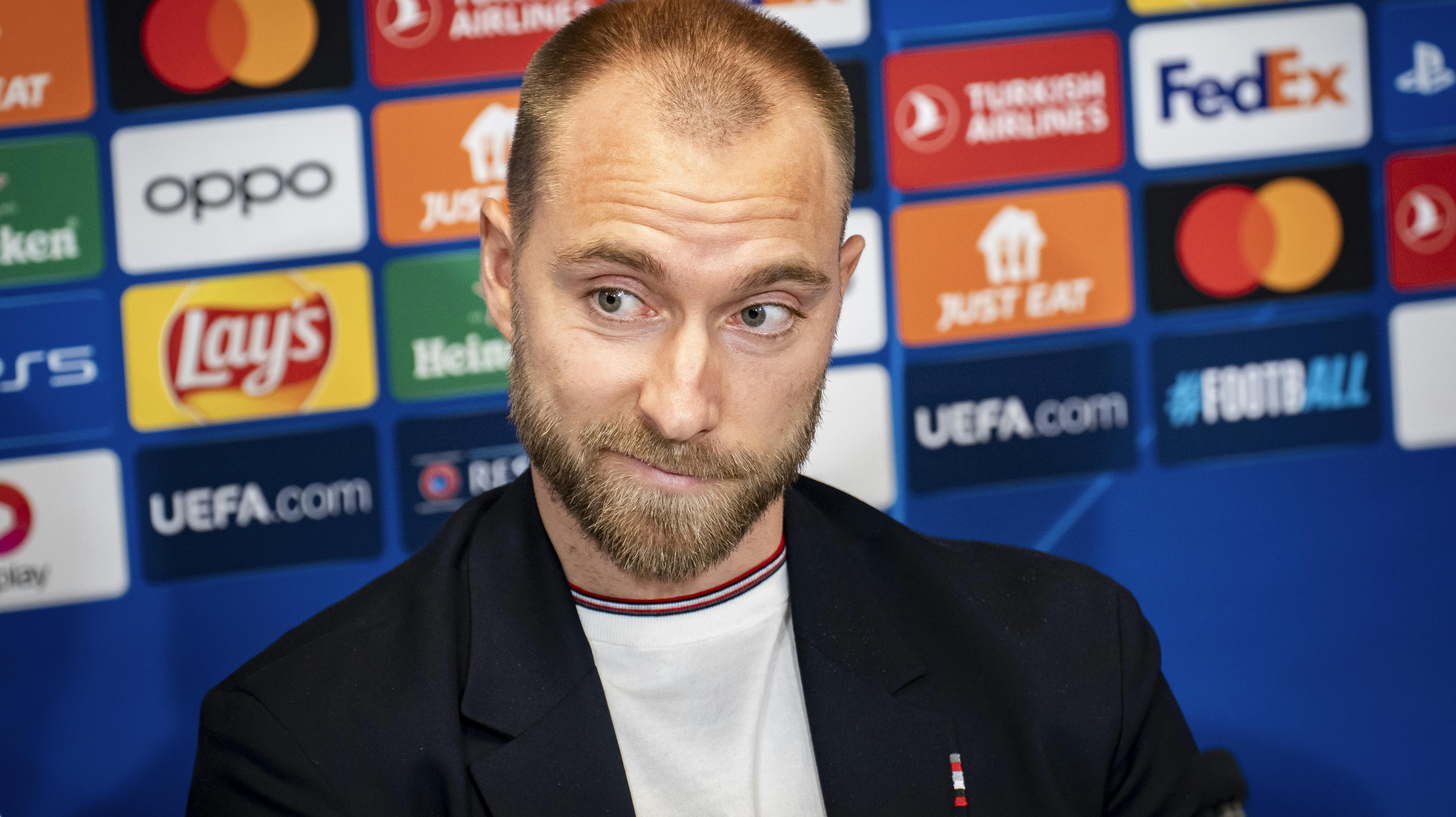 Manchester Uniteds Christian Eriksen havde svært ved at holde smilet tilbage, da han blev informeret om, at FCK-træner Jacob Neestrup havde kaldt stemningen i Parken 100 gange mere intens end på Old Trafford til europæiske kampe. -