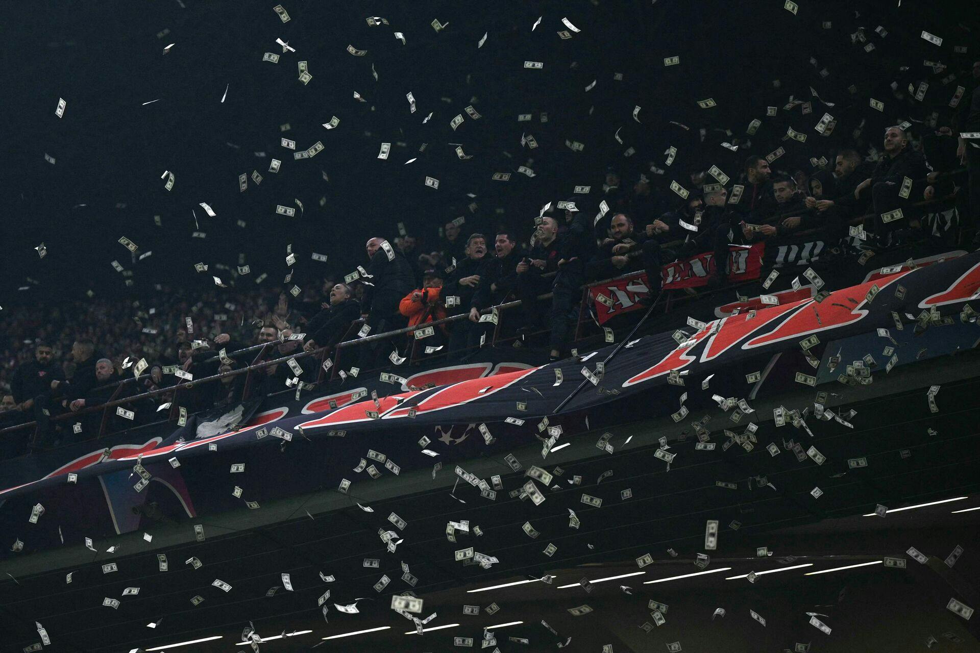 Pengesedlerne væltede ned fra den ene endetribune af San Siro.