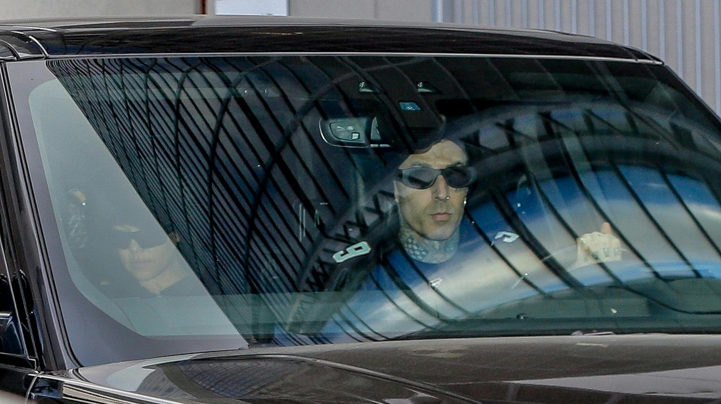 Travis Barker kørte bilen, mens Kourtney Kardashian sad på bagsædet med – må man antage – deres nyfødte søn.