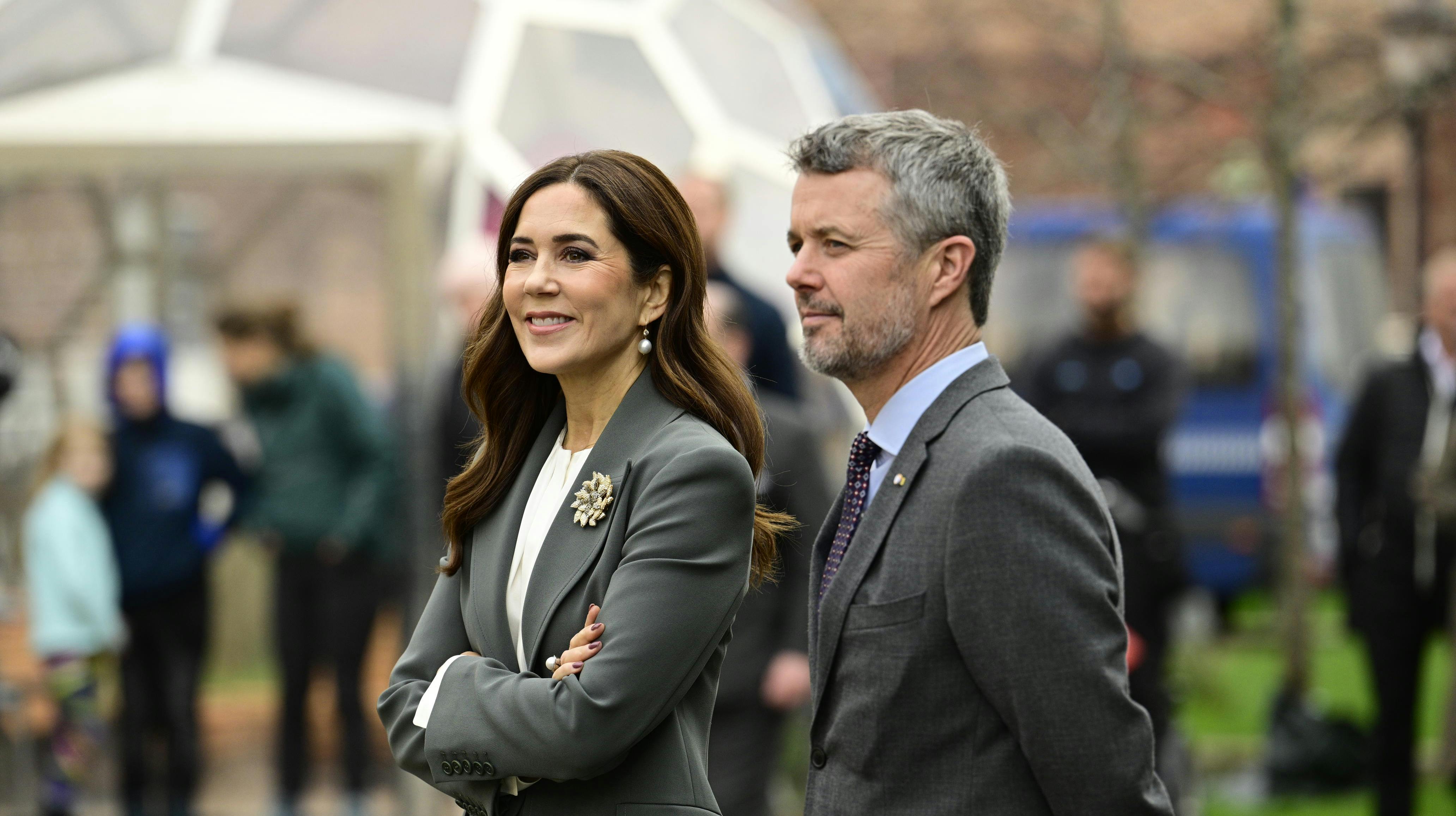 Den 25. oktober havde kronprins Frederik ifølge kongehusets kalender intet officielt ærinde i Madrid. Alt imens var kronprinsesse Mary på arbejde i tre dage i New York.