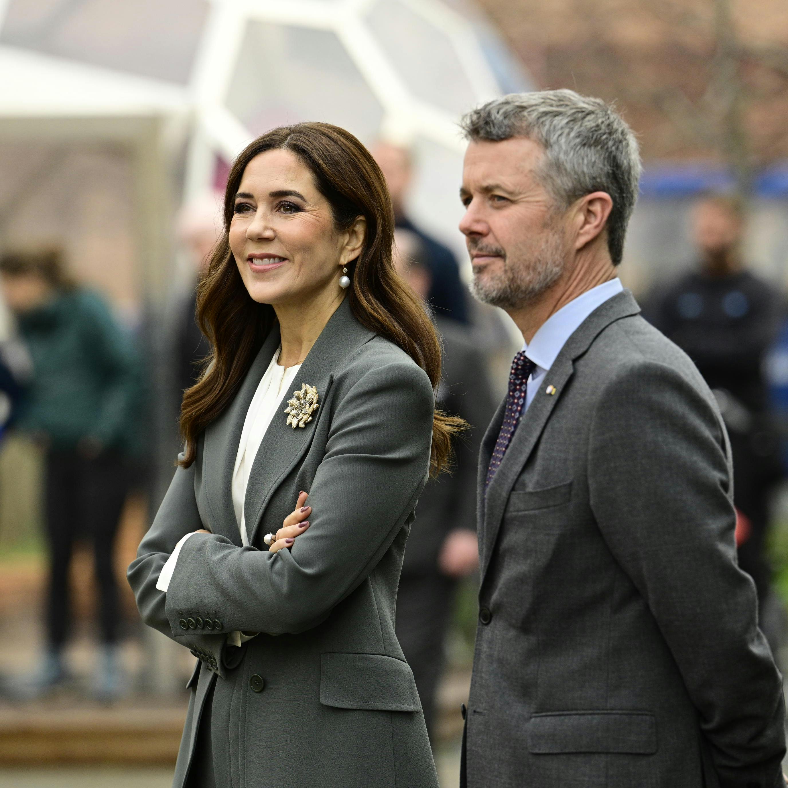 Den 25. oktober havde kronprins Frederik ifølge kongehusets kalender intet officielt ærinde i Madrid. Alt imens var kronprinsesse Mary på arbejde i tre dage i New York.