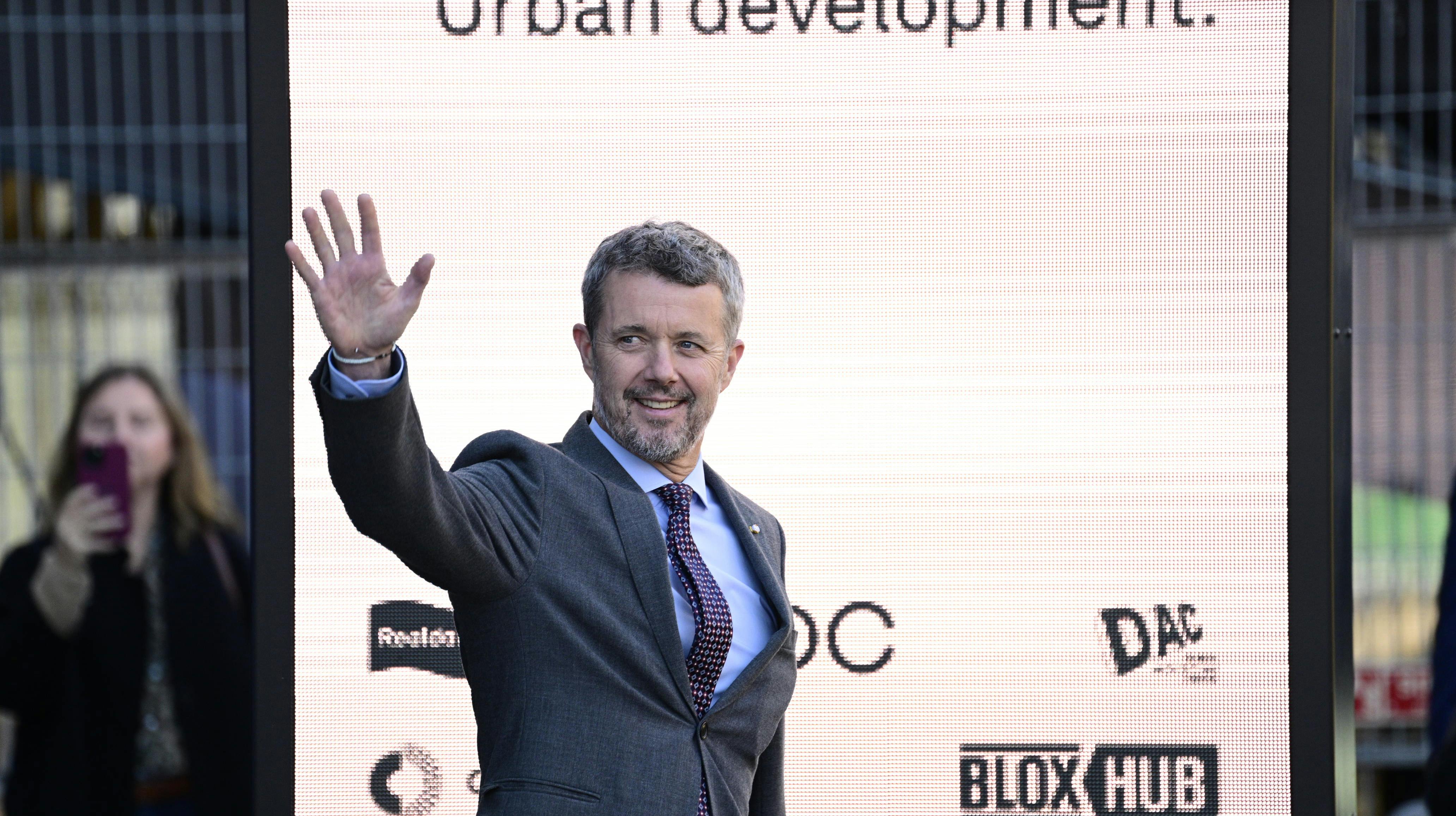 Kronprins Frederik er her til aften smuttet i Parken for at se fodbold.