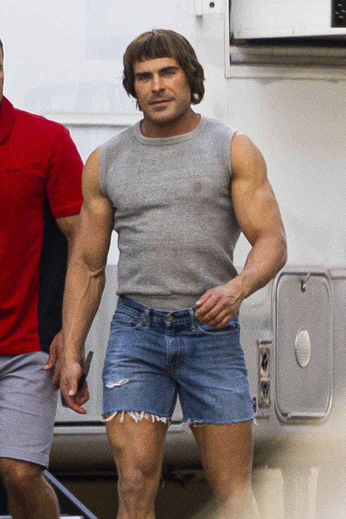 Her ses Zac Efron på settet til den kommende film "The Iron Claw", som har premiere til december.