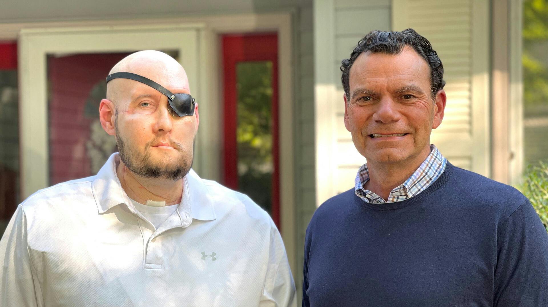 Aaron James sammen med Dr. Eduardo D. Rodriguez, der stod for den banebrydende øjentransplantation.