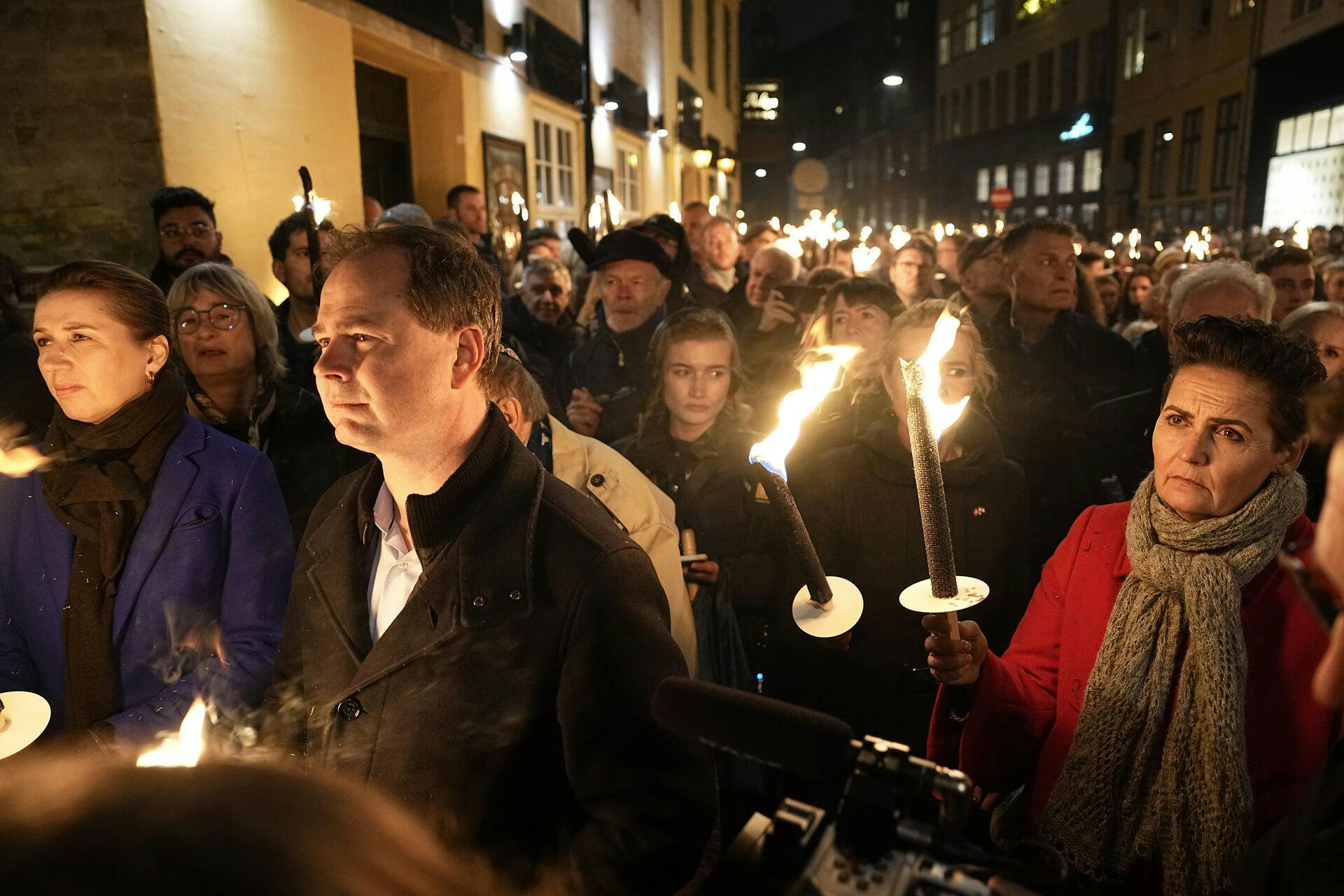 Det Jødiske Samfund i Danmark har sent torsdag eftermiddag indledt et fakkeloptog i København, i anledning af at det er 85 år siden, at Krystalnatten fandt sted.