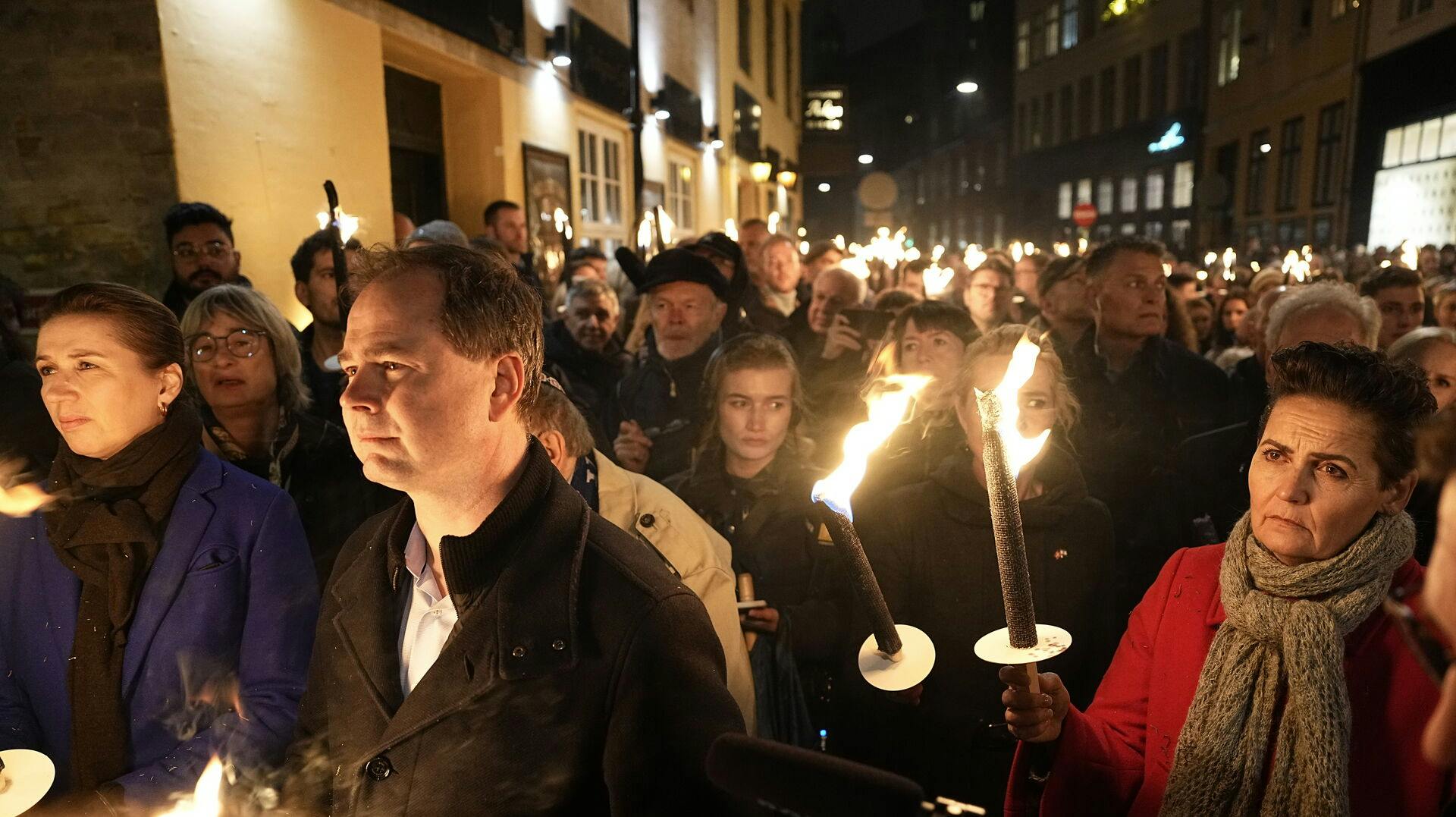 Det Jødiske Samfund i Danmark har sent torsdag eftermiddag indledt et fakkeloptog i København, i anledning af at det er 85 år siden, at Krystalnatten fandt sted.