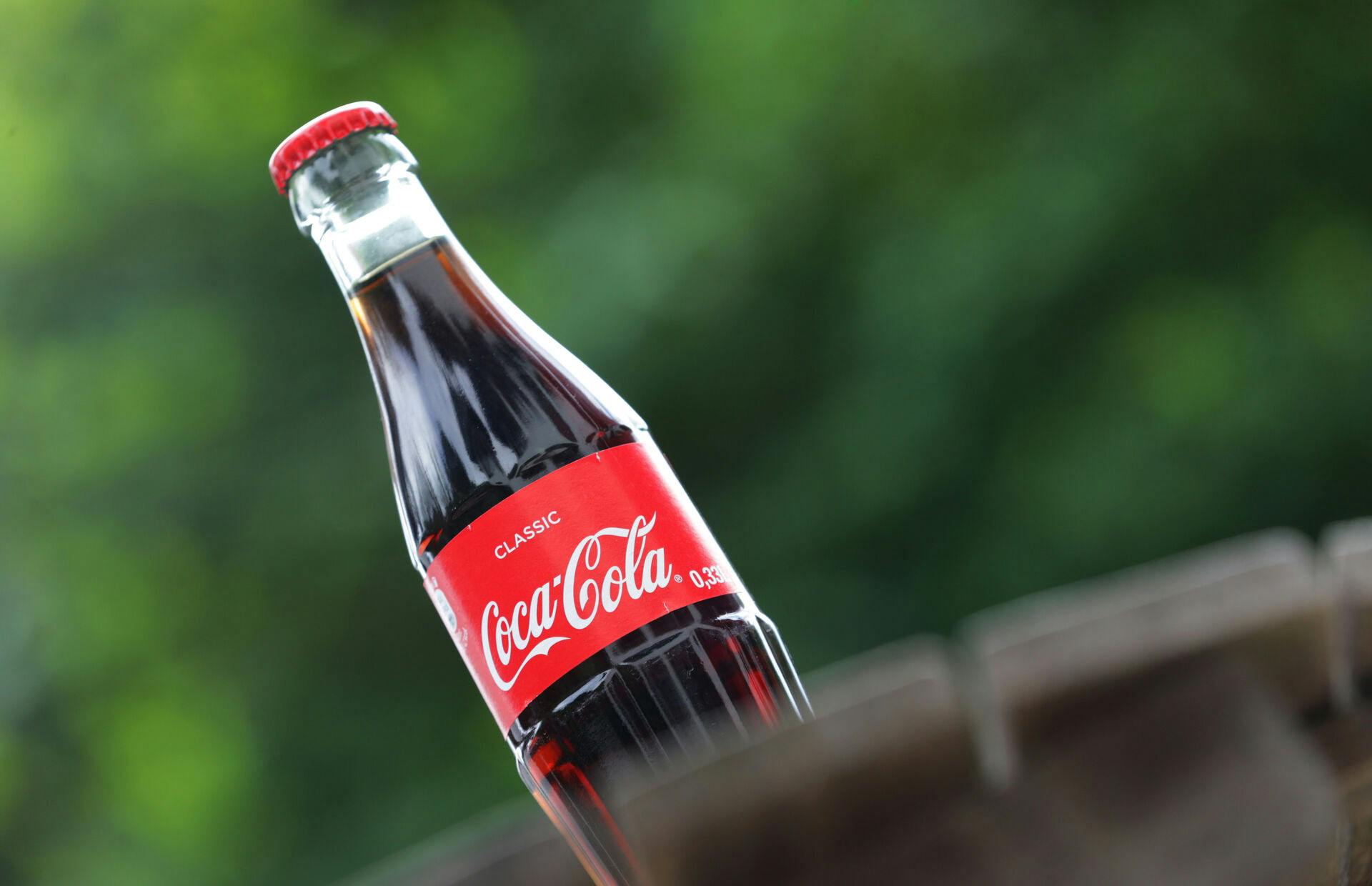 Eine Coca Cola Flaschen aus Glas steht am 10.07.2017 auf einem Tisch in Memmingen (Bayern). Photo by: Karl-Josef Hildenbrand/picture-alliance/dpa/AP Images