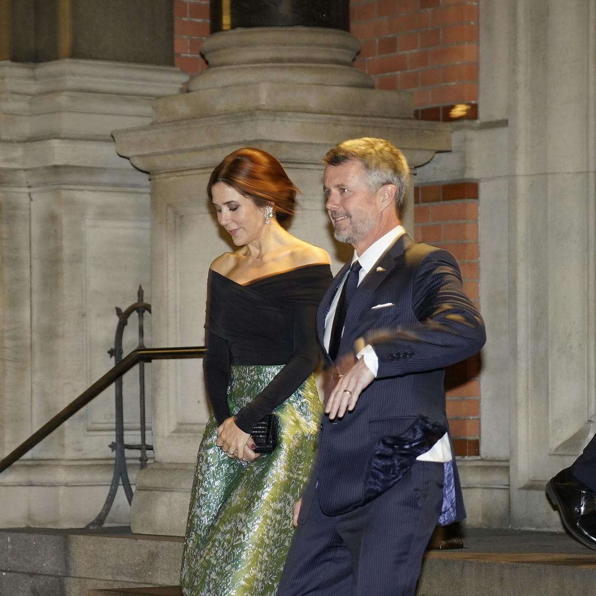 Samme aften, som spanske Lecturas bragte det første smugkig af kronprins Frederik sammen med mexicanske Genoveva Casanova, var han på Glyptoteket sammen med kronprins Mary, hvor han spiste middag med det spanske kongepar.