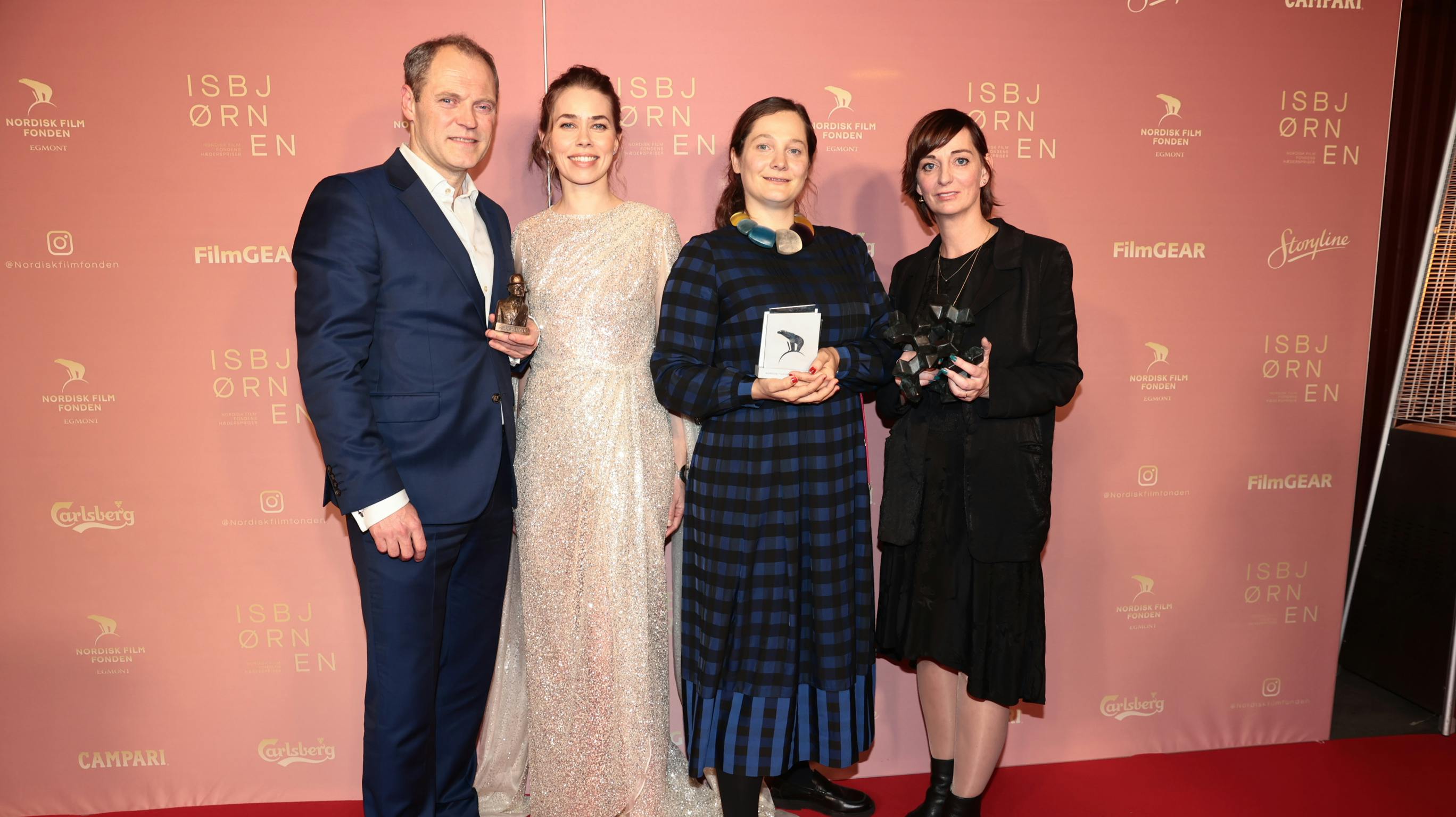 Lea Glob (anden fra højre) vandt torsdag aften Nordisk Film Prisen for dokumentarfilmen "Apolonia, Apolonia".