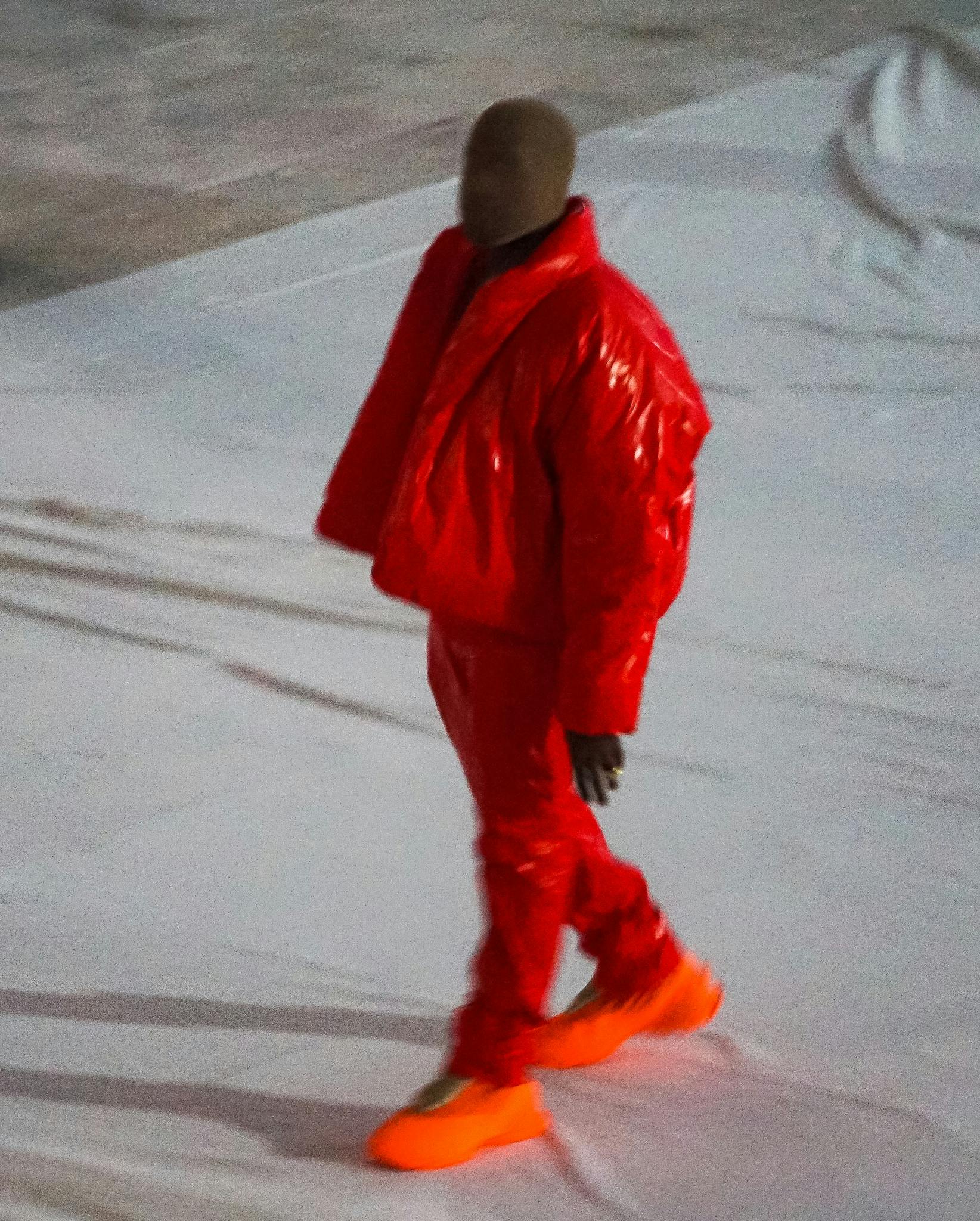 Kanye West har blandt andet designet den røde "Round Jacket" i forbindelse med sin Yeezy GAP-kollektion.