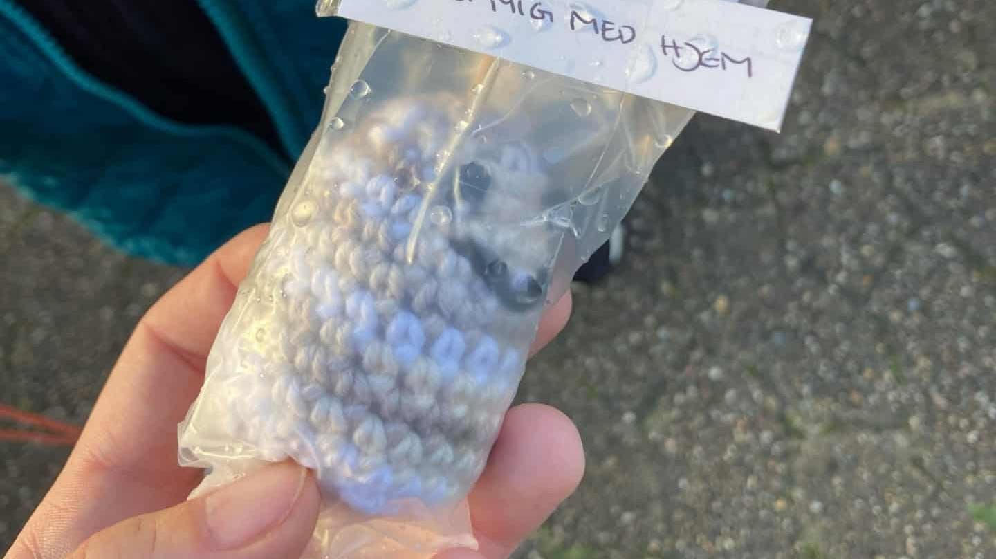 En lille pose med en hæklet kartoffel og en sød hilsen. Det var, hvad 5-årige Zander fandt, da han mandag besøgte sin far på kirkegården.