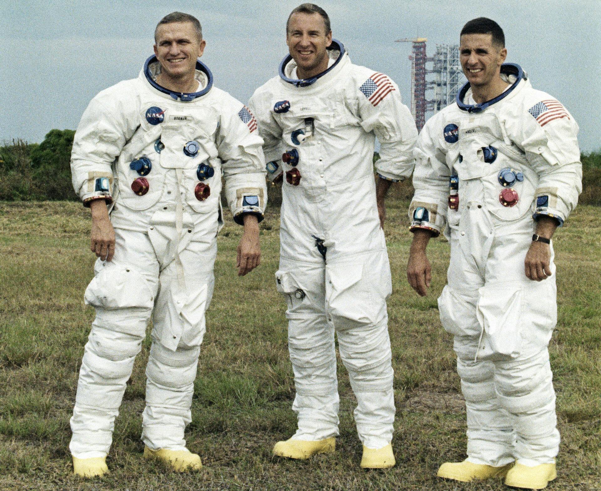 En af verdens mest berømte astronauter - Frank Borman (yderst til venstre) - er død. Her står han med sine kolleger fra Apollo 8-missionen: William A. Anders og James A. Lovell. Billedet er taget i 1968. 