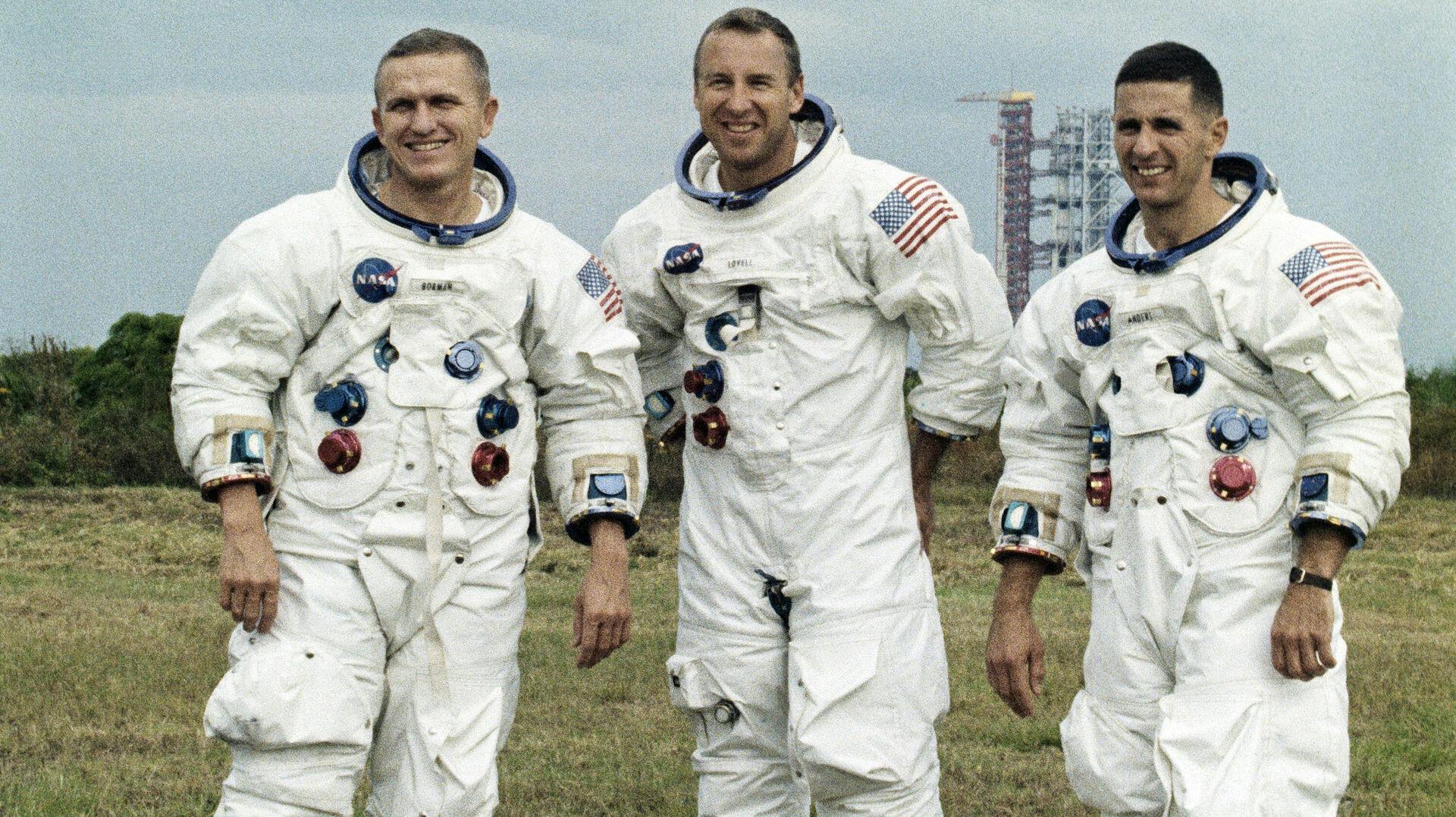 En af verdens mest berømte astronauter - Frank Borman (yderst til venstre) - er død. Her står han med sine kolleger fra Apollo 8-missionen: William A. Anders og James A. Lovell. Billedet er taget i 1968.