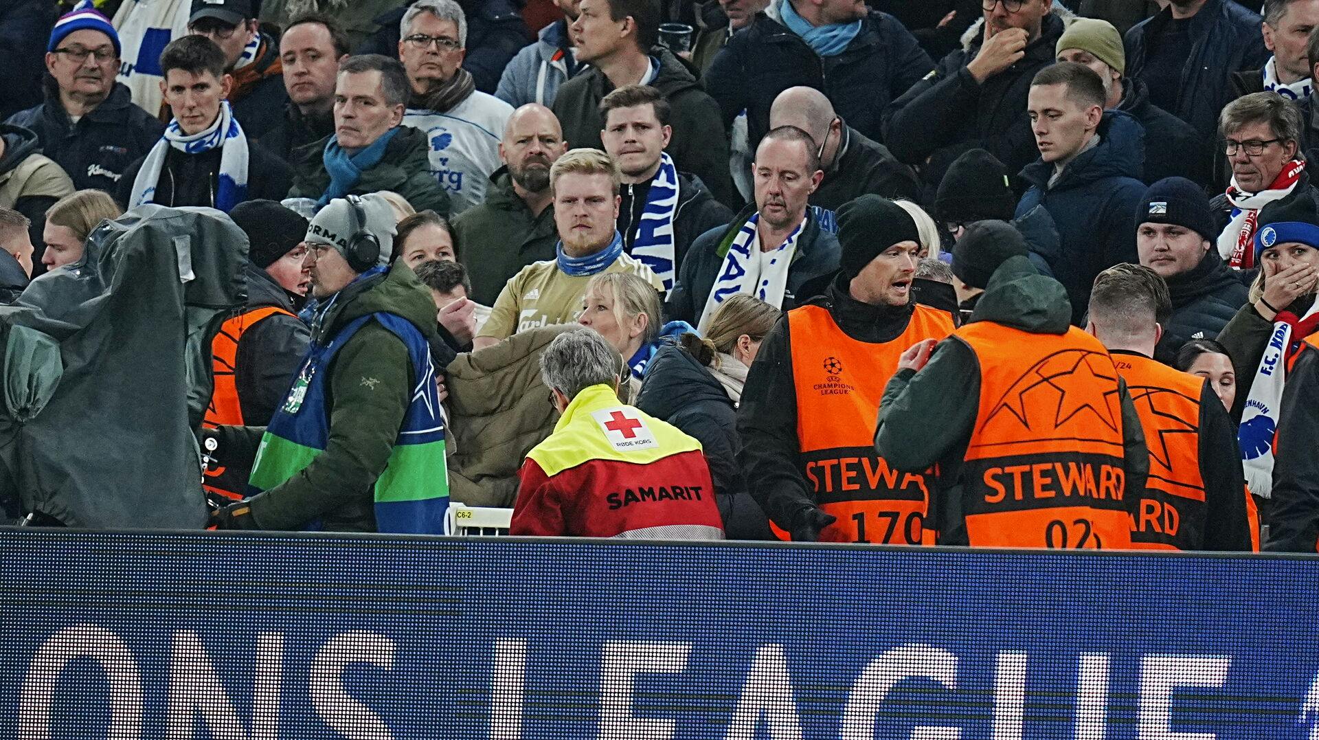 Spiller blev stoppet og samaritter tilkaldt, da to personer faldt om under Champions League-kampen mellem FCK og Manchester United.