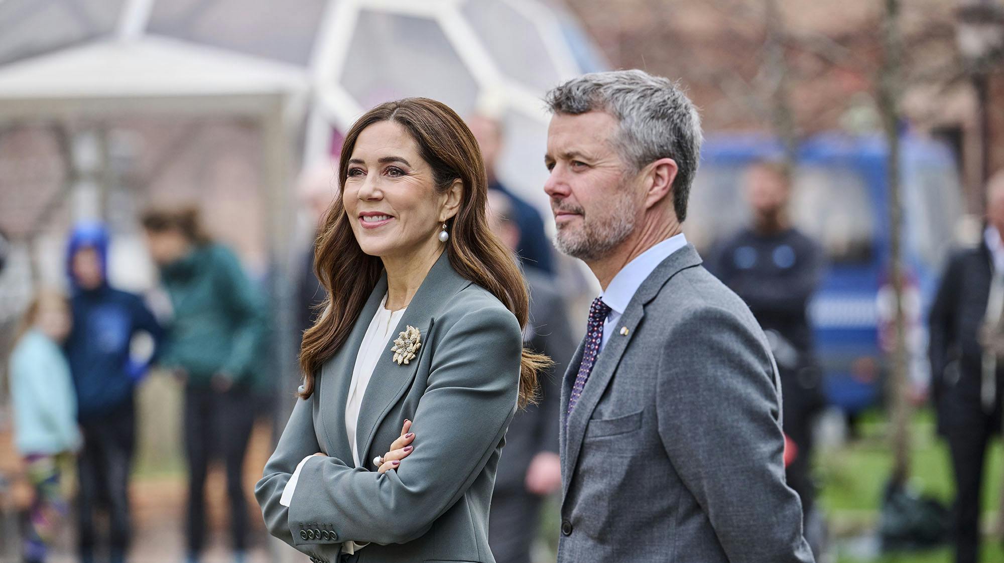 Mary og Frederik viser en fælles front midt i stormvejret, men på Instagram lufter de royale følgere deres forfærdelse over, at kronprins Frederik angiveligt har overnattet i Madrid i selskab med en anden kvinde.