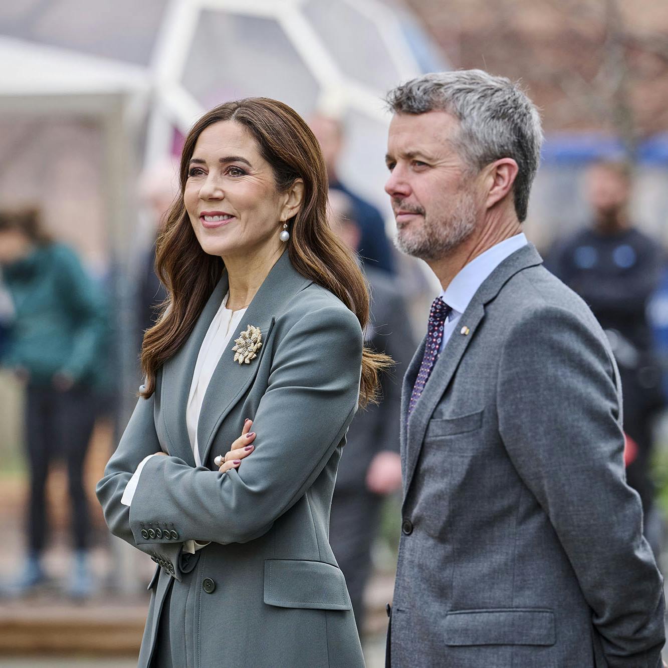 Mary og Frederik viser en fælles front midt i stormvejret, men på Instagram lufter de royale følgere deres forfærdelse over, at kronprins Frederik angiveligt har overnattet i Madrid i selskab med en anden kvinde.