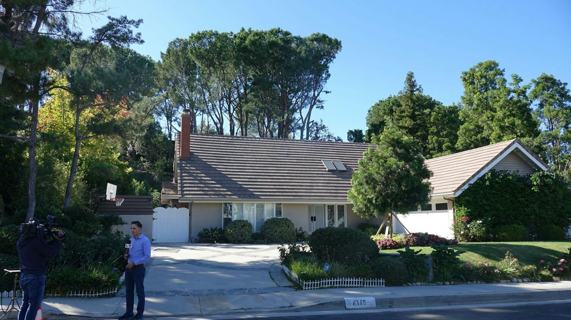 Den formodede dræbte kvinde boede herinde med sin mand og sine svigerforældre. Manden er nu anholdt og sigtet for at have dræbt sin kone – samtidig er hans svigerforældre meldt savnet. Politiet frygter det værste.