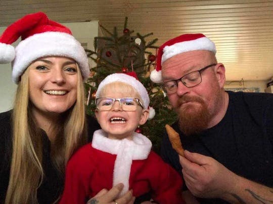 Sidste år blev René og Jannies søn Feliks ramt af en blodprop i hjernen i en alder af bare tre år. Jannies sklerose betyder, at René sætter stand-up-karrieren lidt på ro her i den kommende juleperiode.